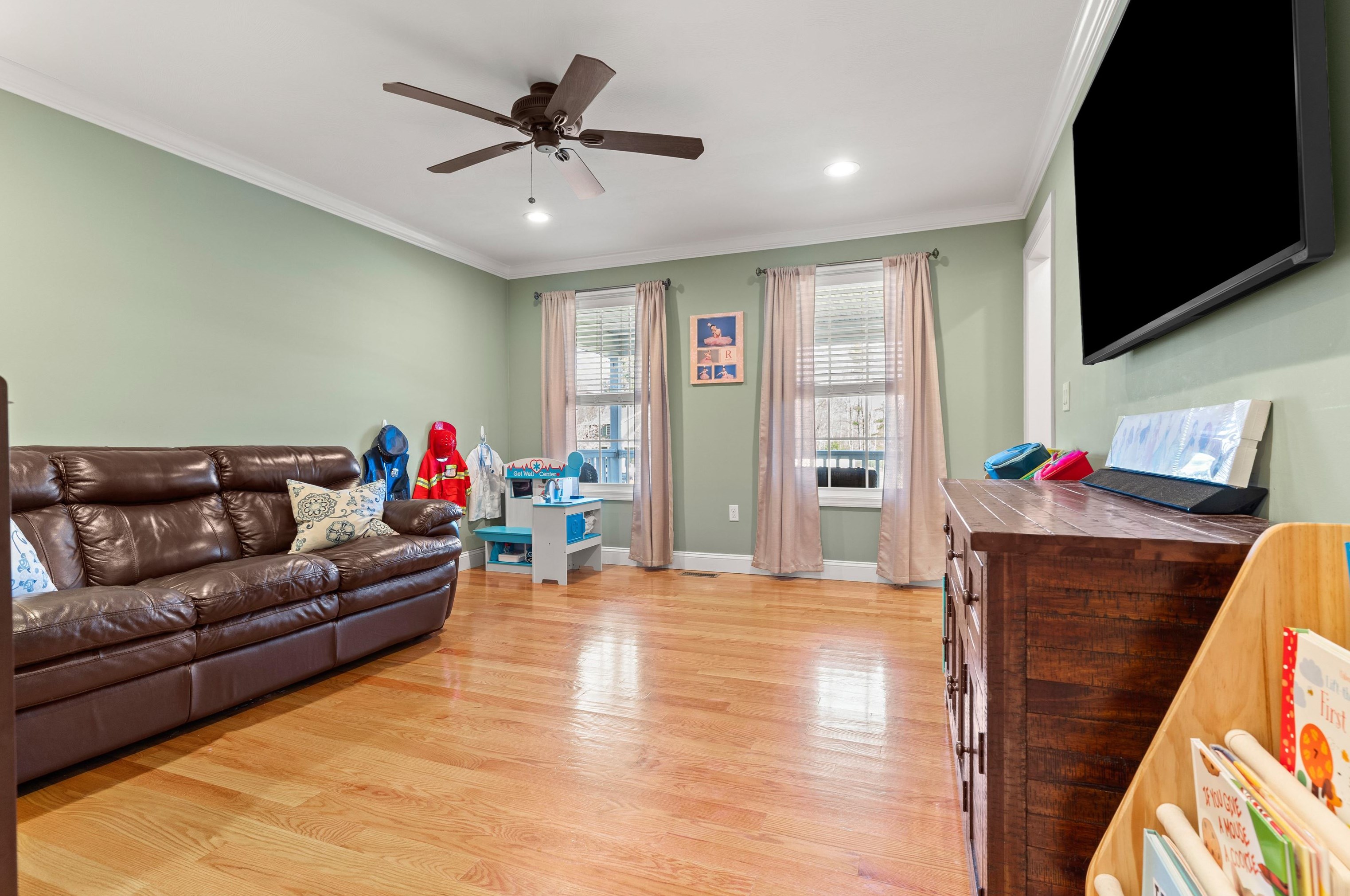 3 Harvest Dr, Derry NH 03038-4872 exterior