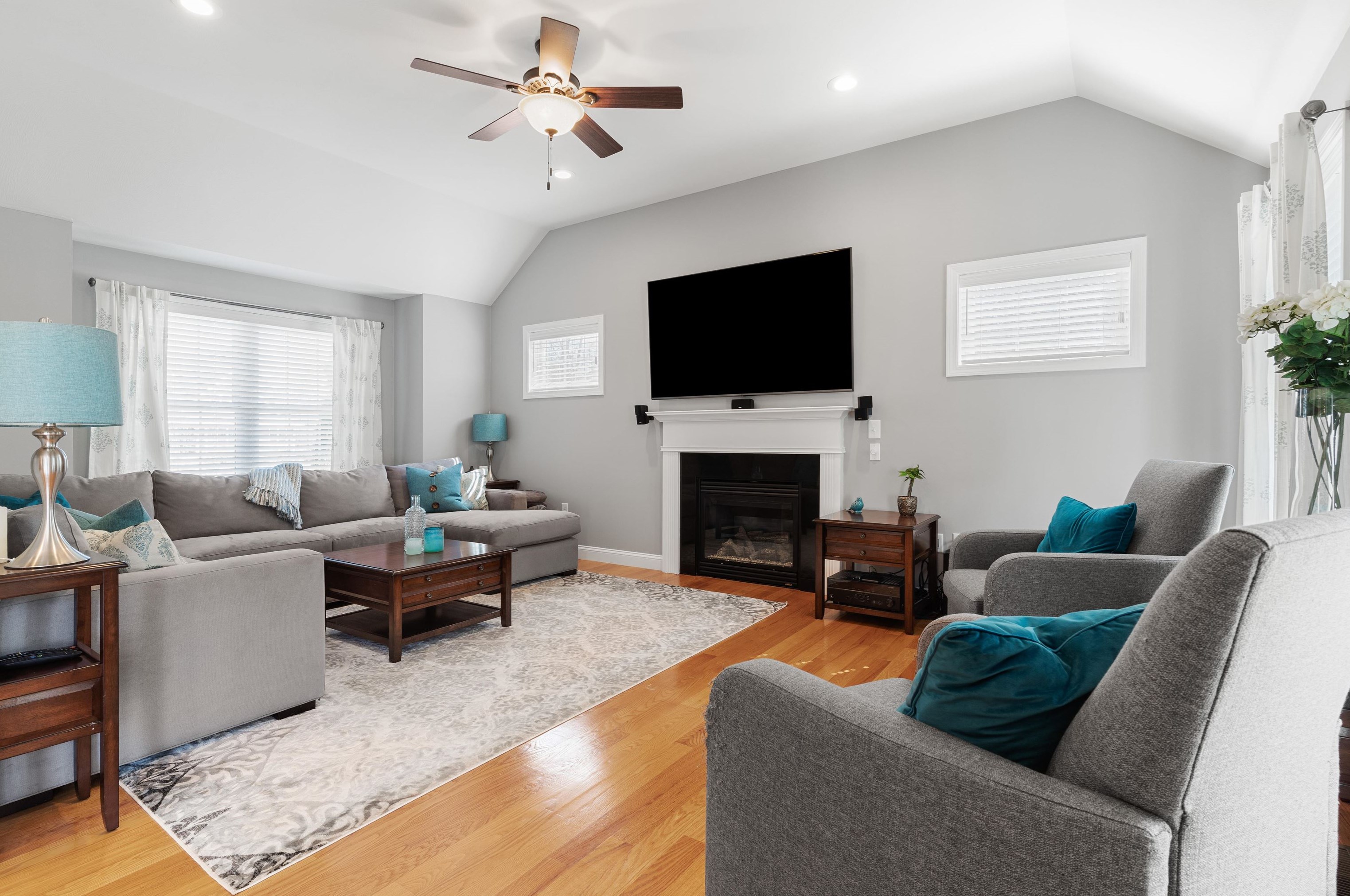 3 Harvest Dr, Derry NH 03038-4872 exterior