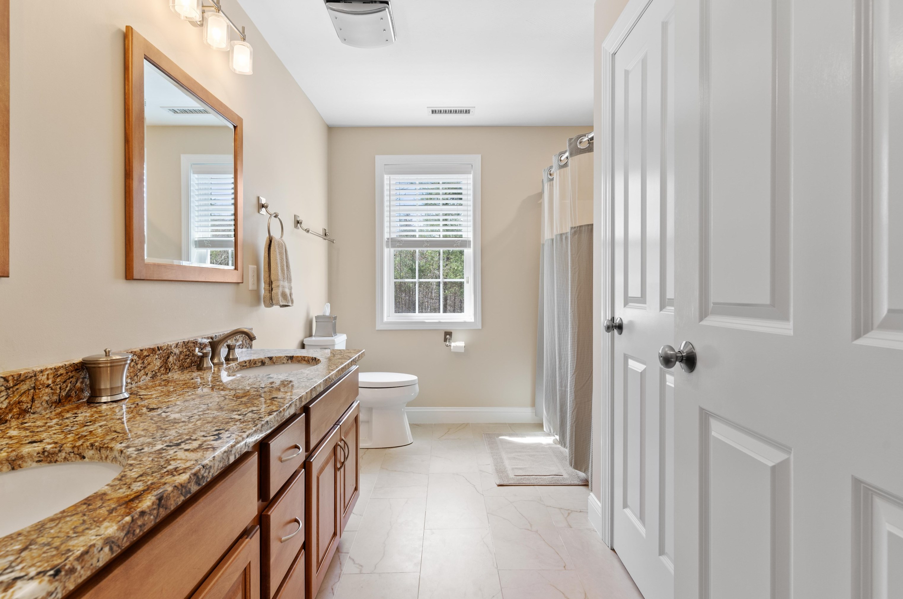 3 Harvest Dr, Derry NH 03038-4872 exterior