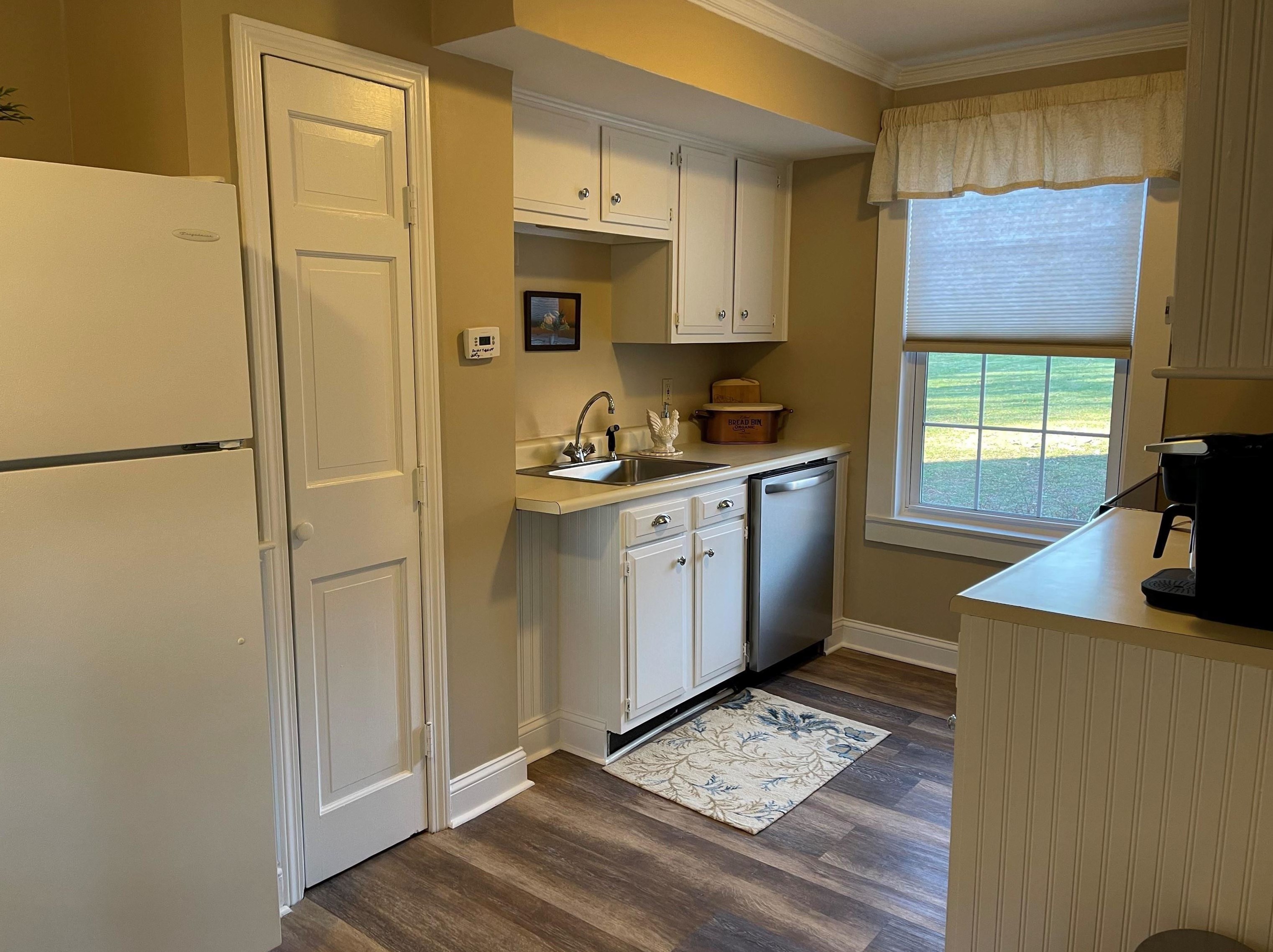 2 Emery Ln, Stratham NH  03885-2309 exterior