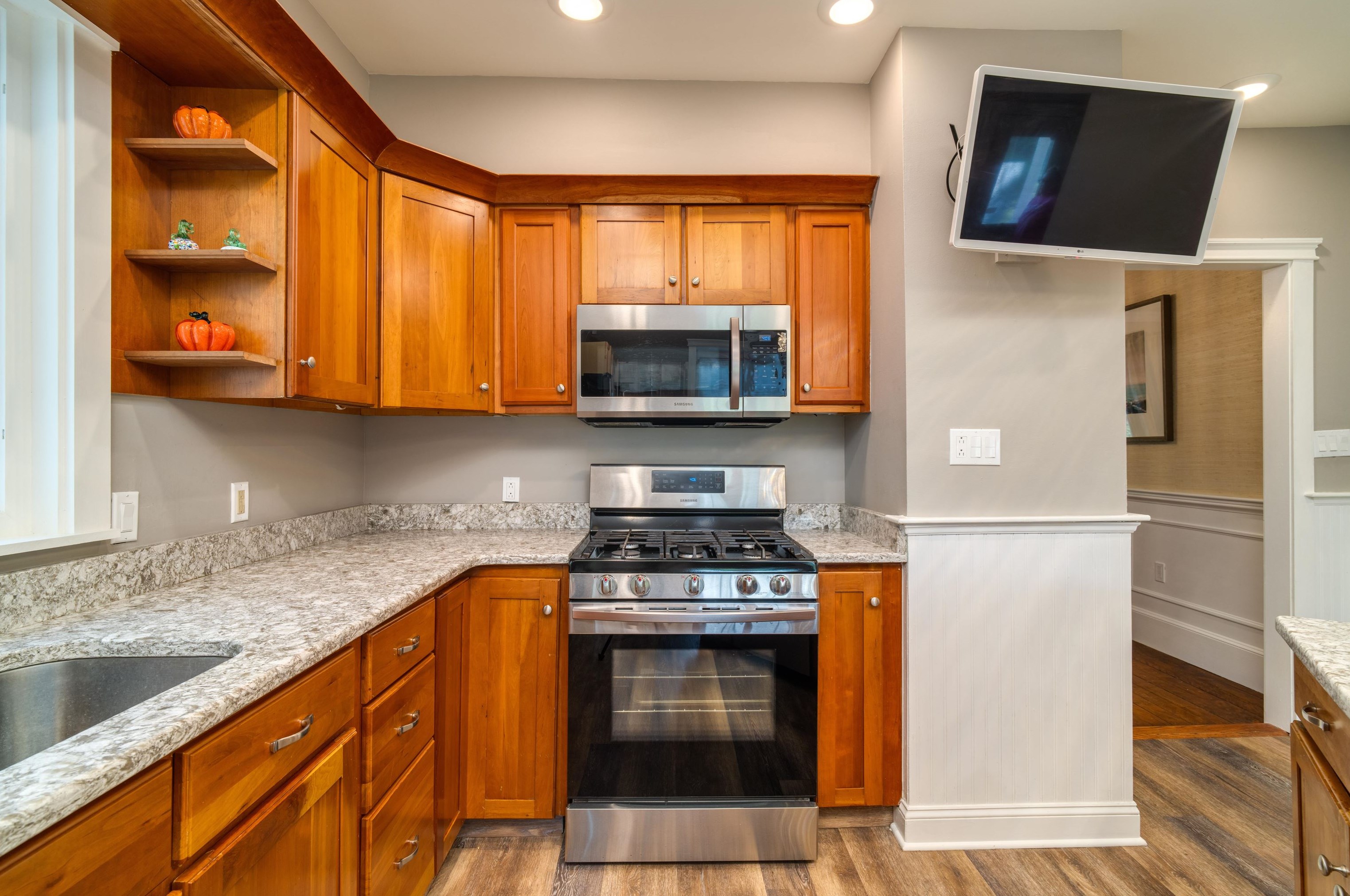 2 Emery Ln, Stratham NH  03885-2309 exterior