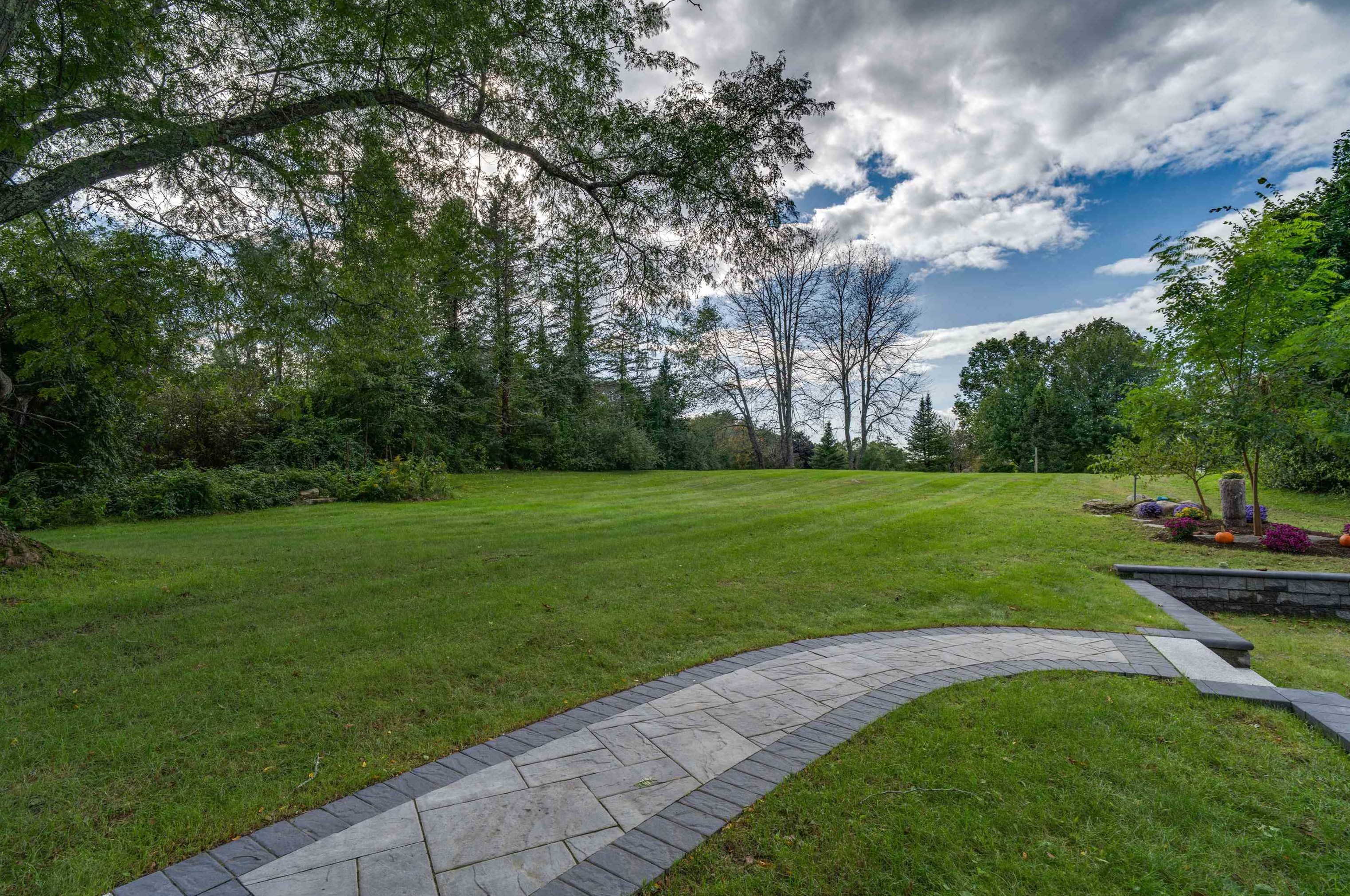 2 Emery Ln, Stratham NH  03885-2309 exterior