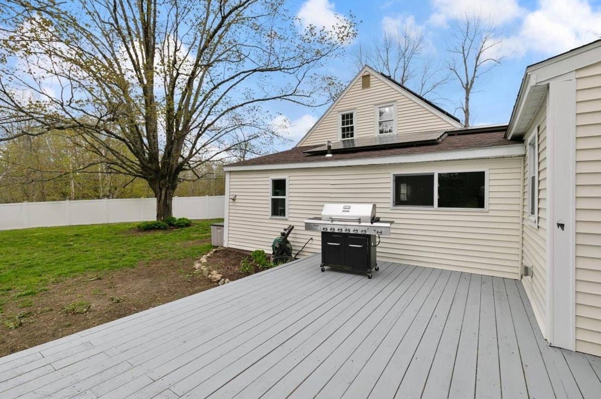 273 Main St, Danville NH  03819-3233 exterior