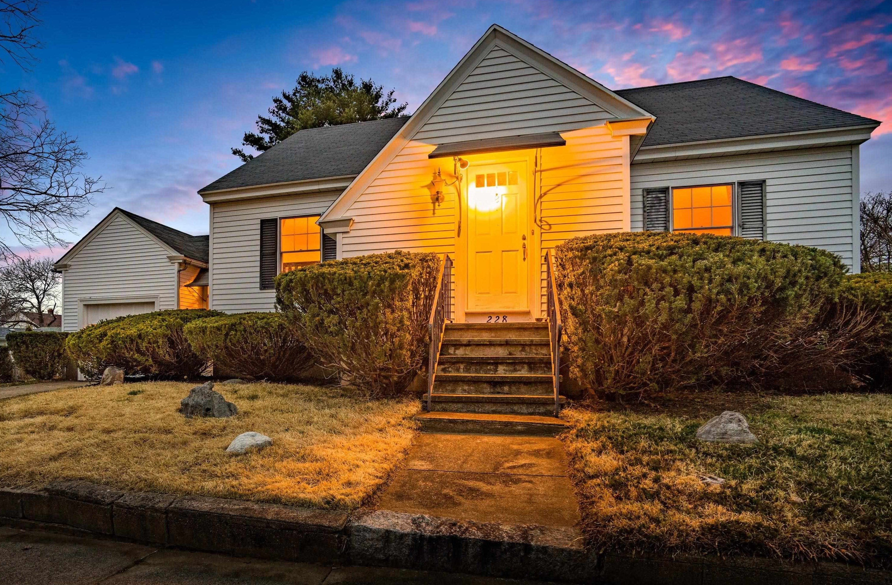 228 Harrison St, Manchester NH  03104-3740 exterior