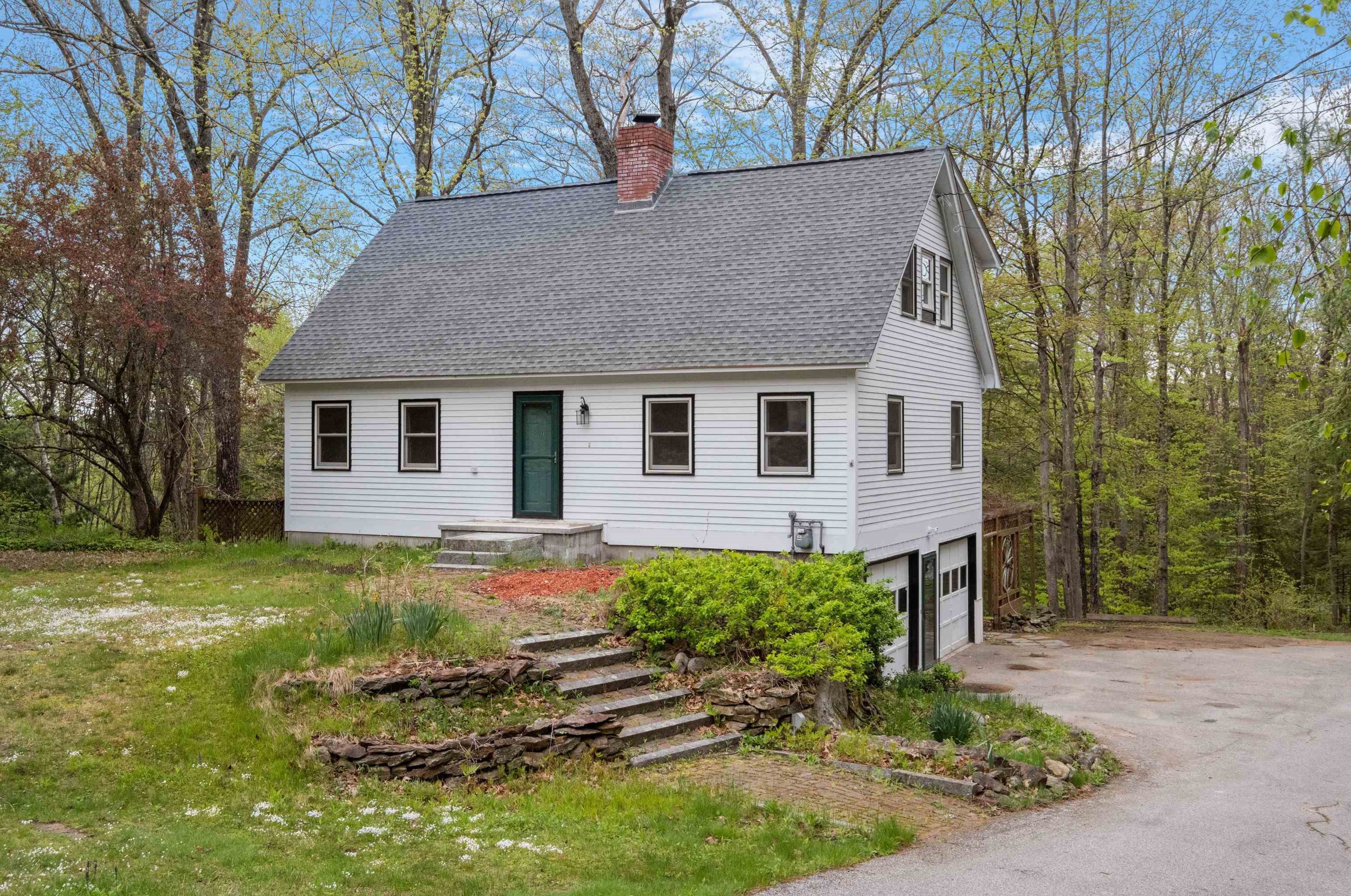 12 Surrey Dr, Concord NH 03304 exterior