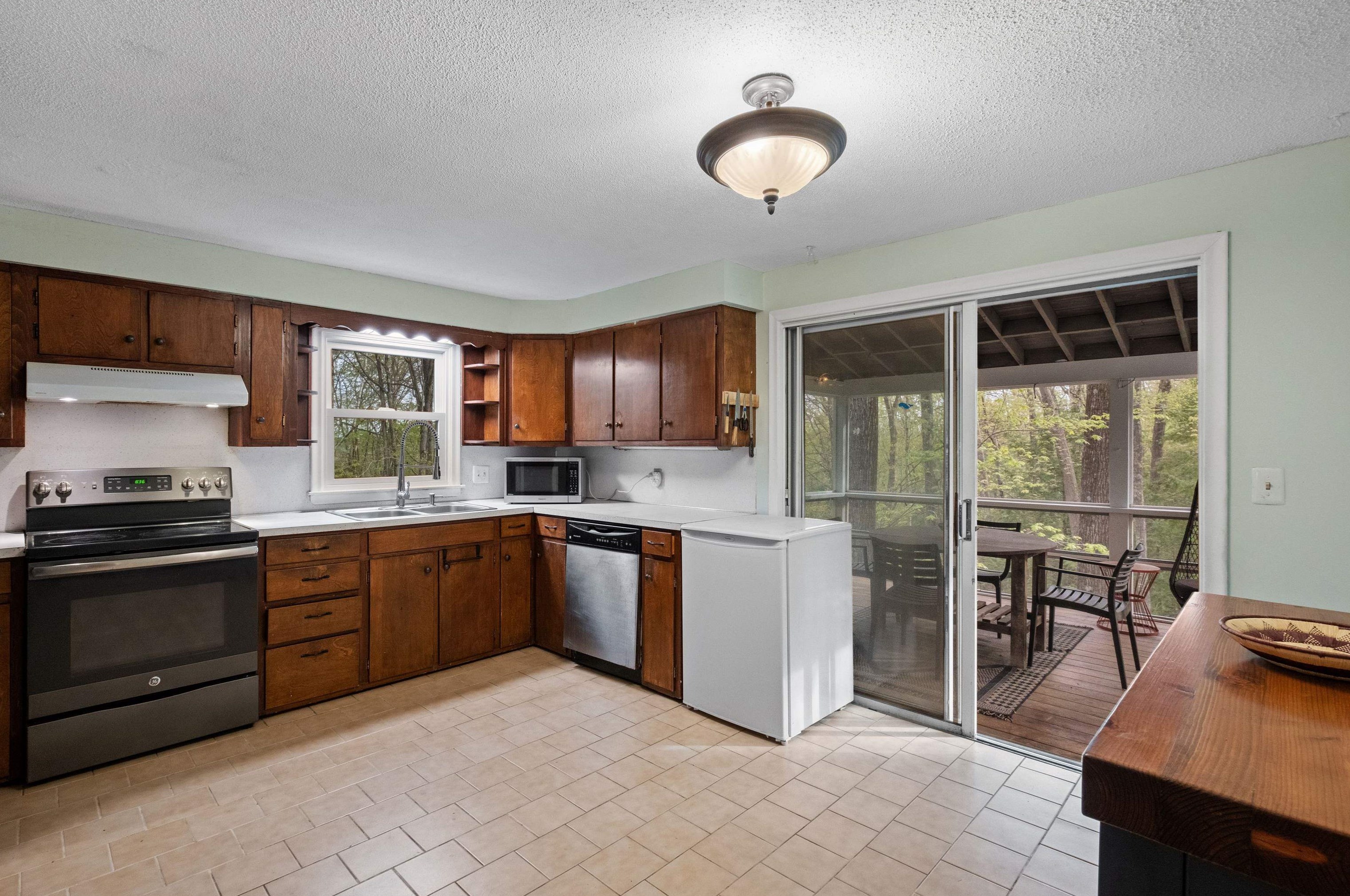 12 Surrey Dr, Concord NH 03304 exterior