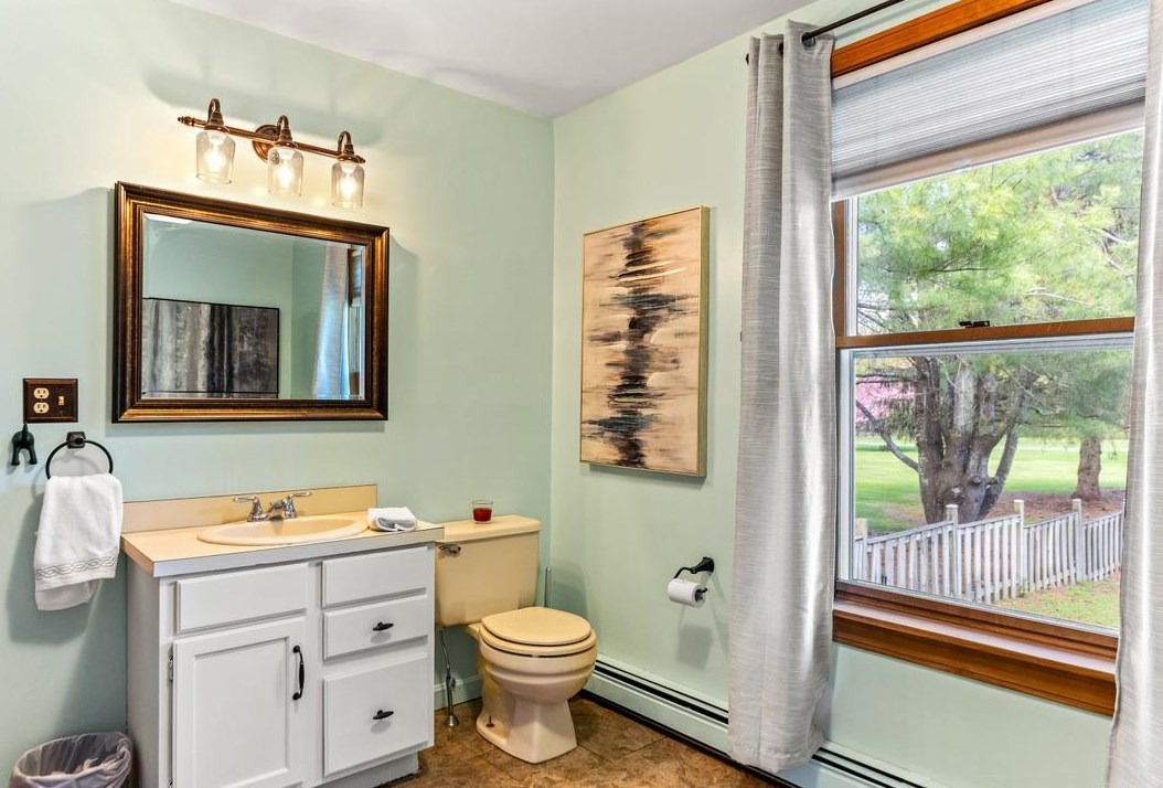 3 Bald Hl Rd, Newmarket NH  03857-2135 exterior