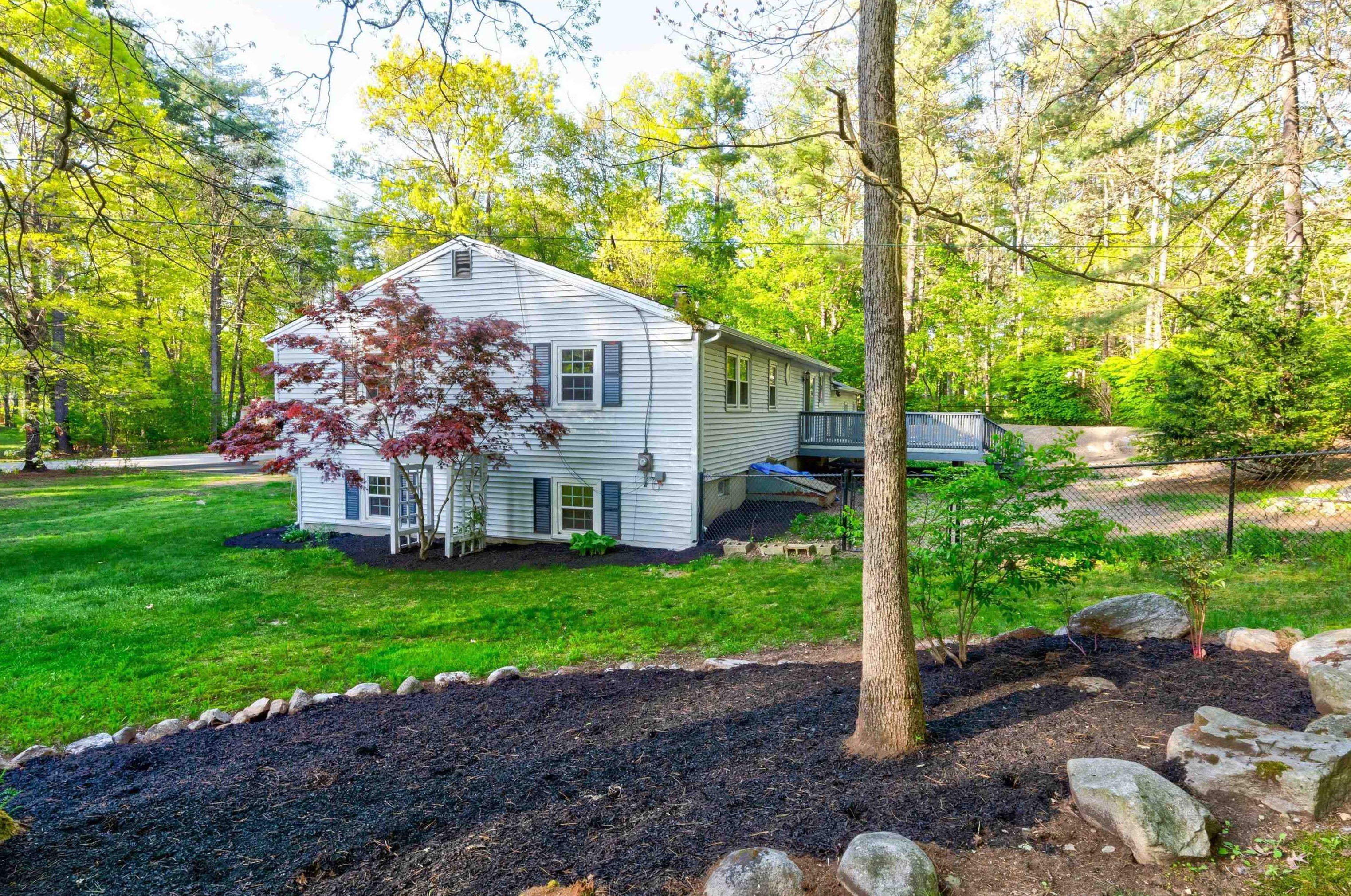 32 Valleyview Dr, Merrimack NH  03054-3103 exterior