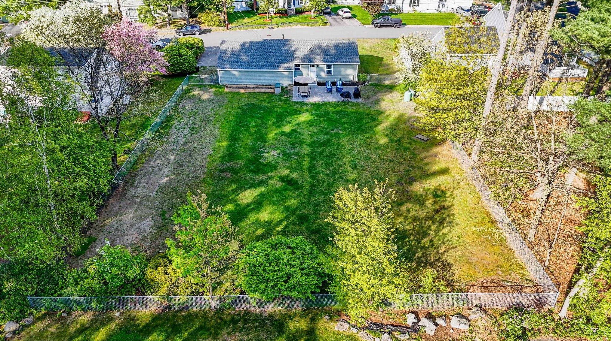 6 Bramble Dr, Nashua NH  03062-3106 exterior