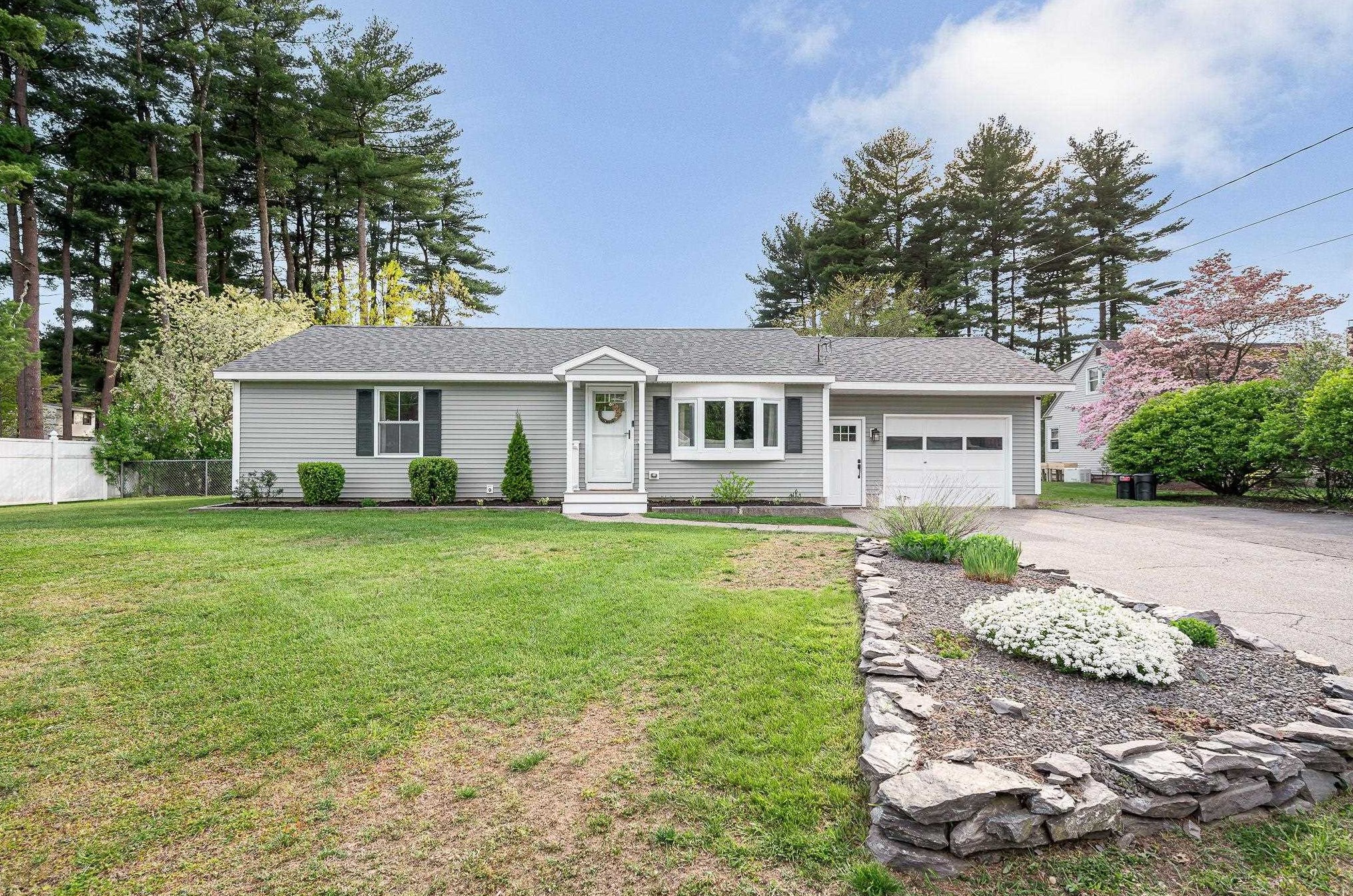 6 Bramble Dr, Nashua NH  03062-3106 exterior