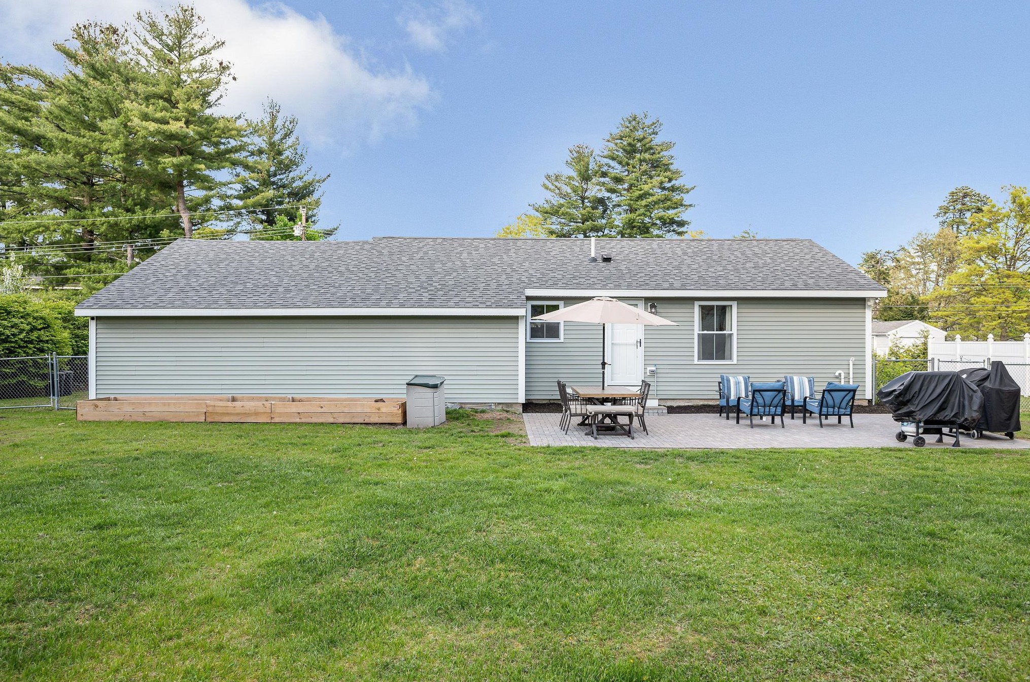 6 Bramble Dr, Nashua NH  03062-3106 exterior