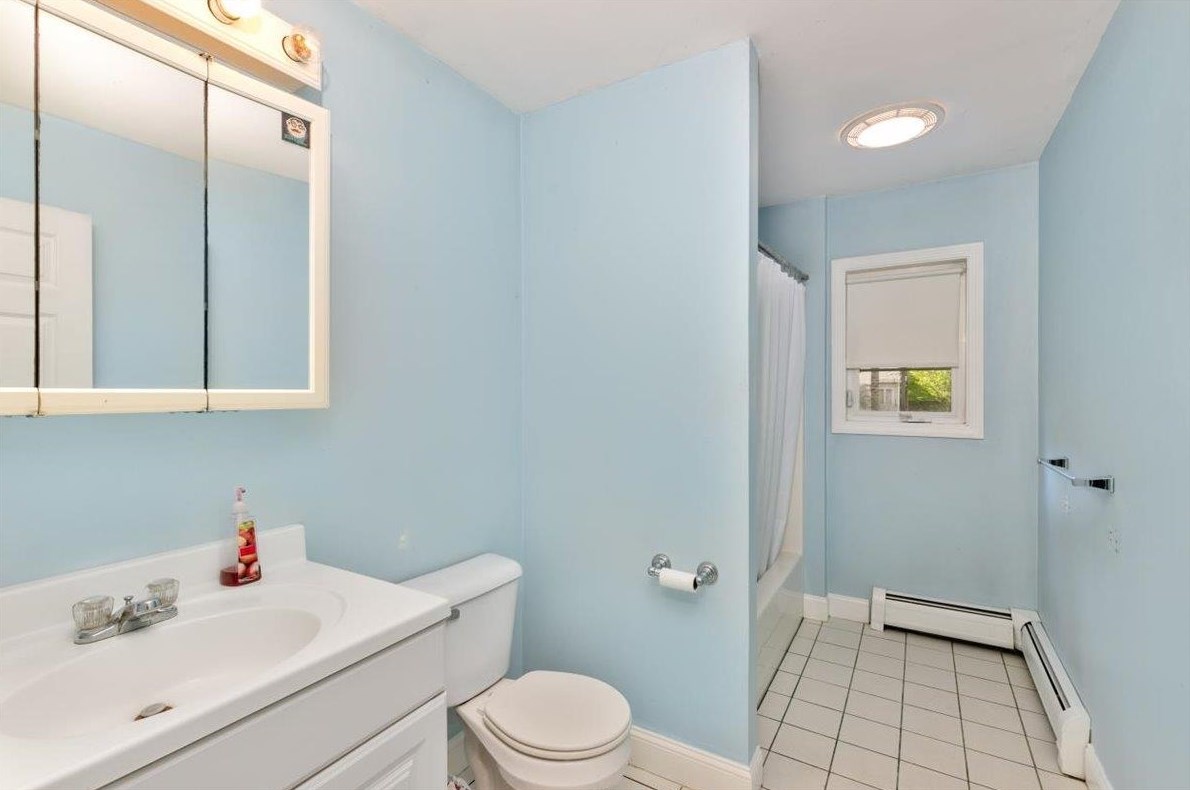 6 Hunt St, Salem NH 03079-1663 exterior