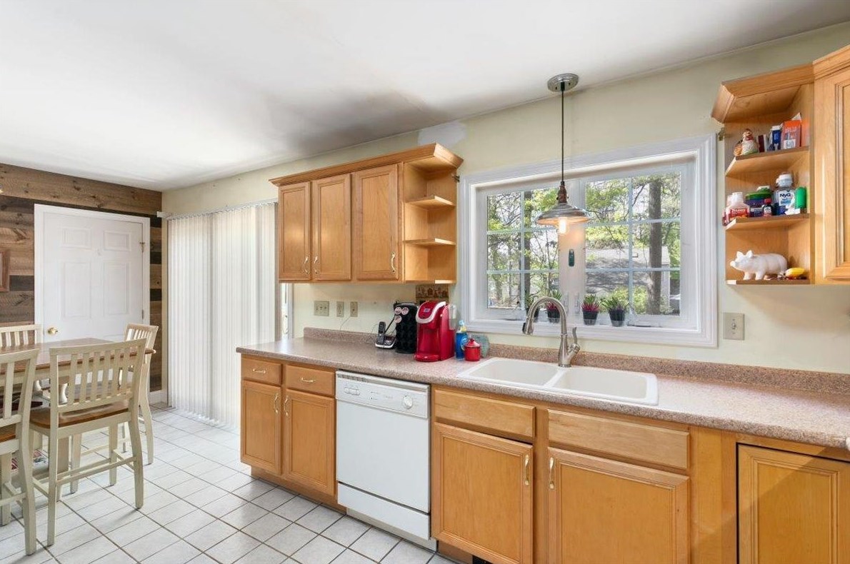 6 Hunt St, Salem NH 03079-1663 exterior