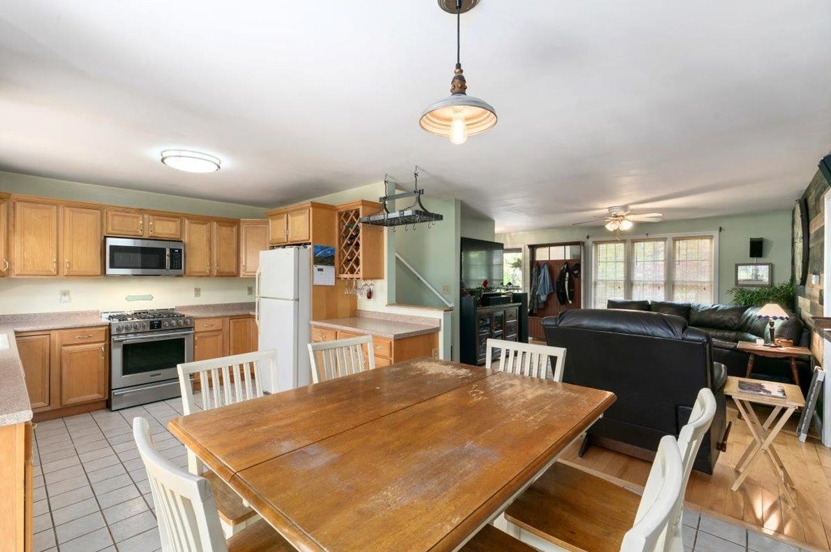 6 Hunt St, Salem NH 03079-1663 exterior