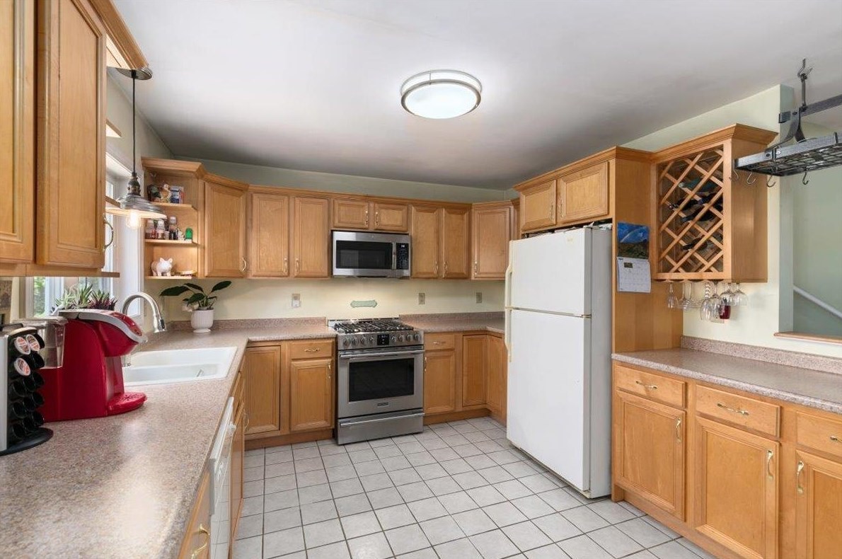 6 Hunt St, Salem NH 03079-1663 exterior