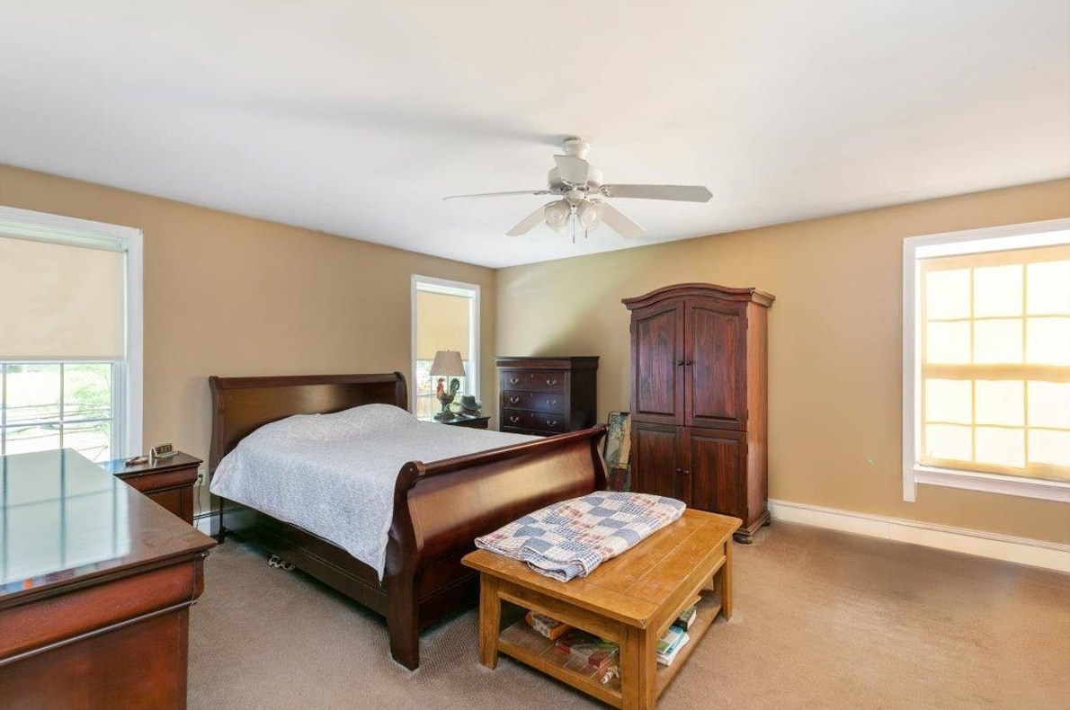 6 Hunt St, Salem NH 03079-1663 exterior