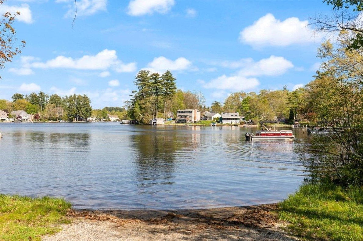 6 Hunt St, Salem NH 03079-1663 exterior