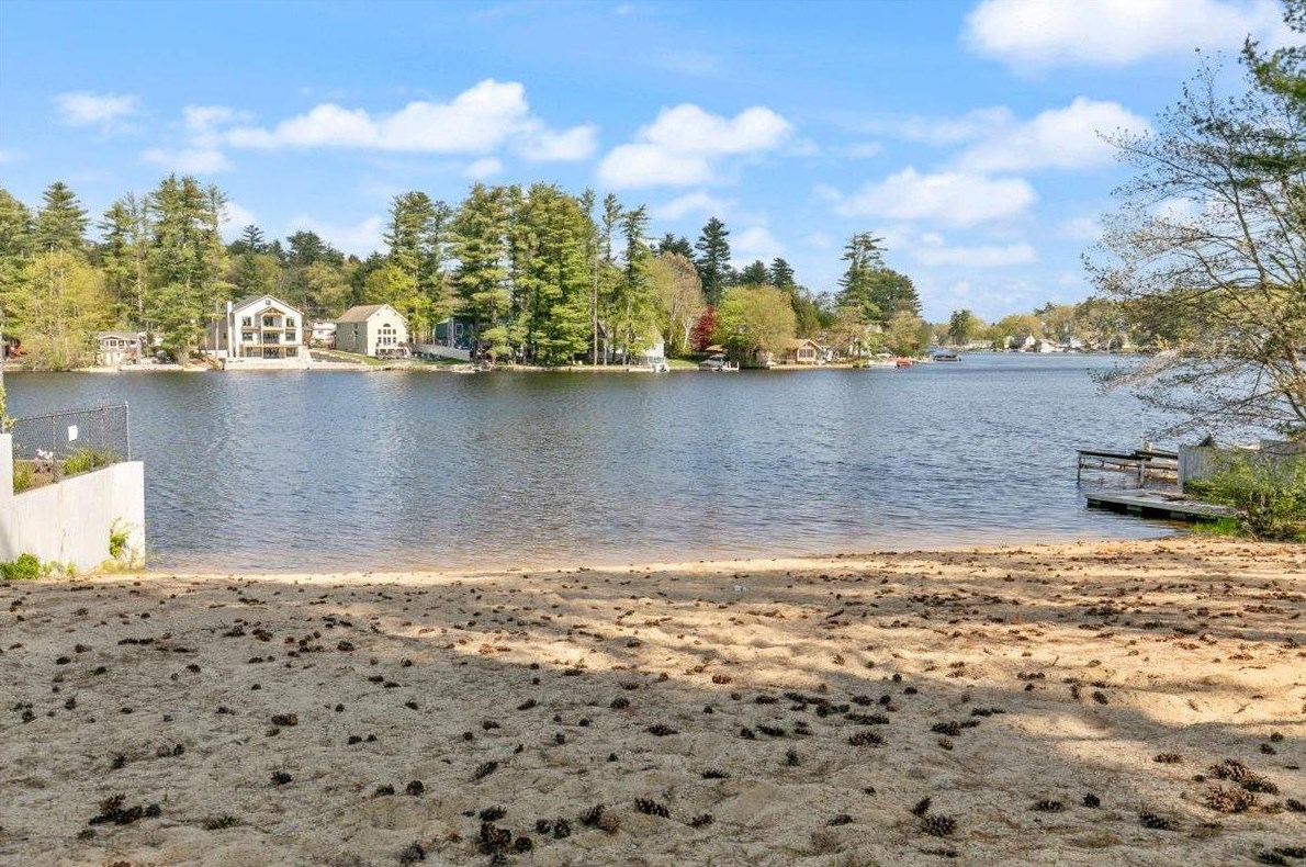 6 Hunt St, Salem NH 03079-1663 exterior