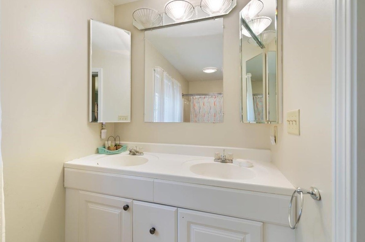 6 Hunt St, Salem NH 03079-1663 exterior