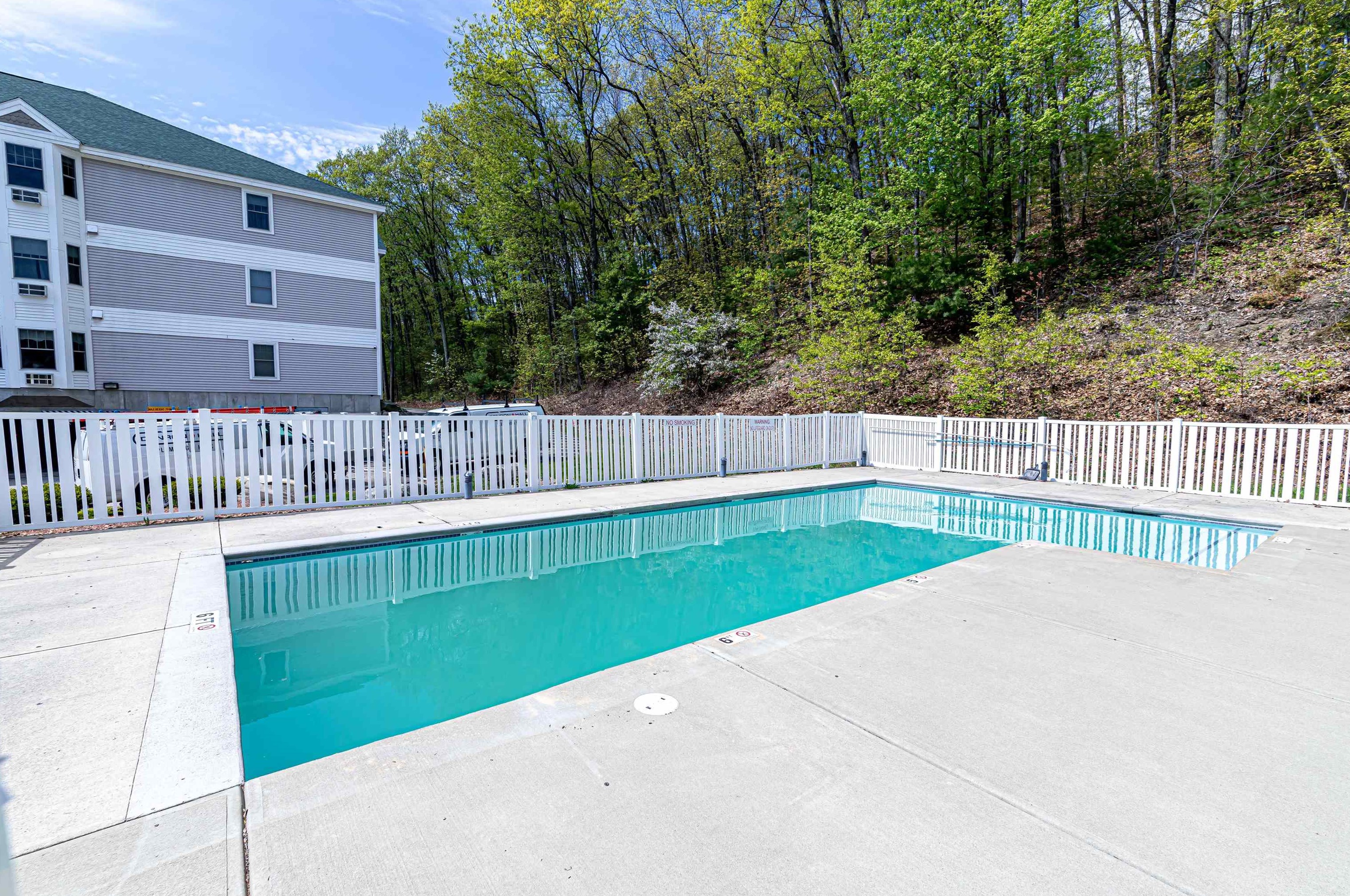 245 Edward J Roy Dr, Manchester NH 03104-4107 exterior