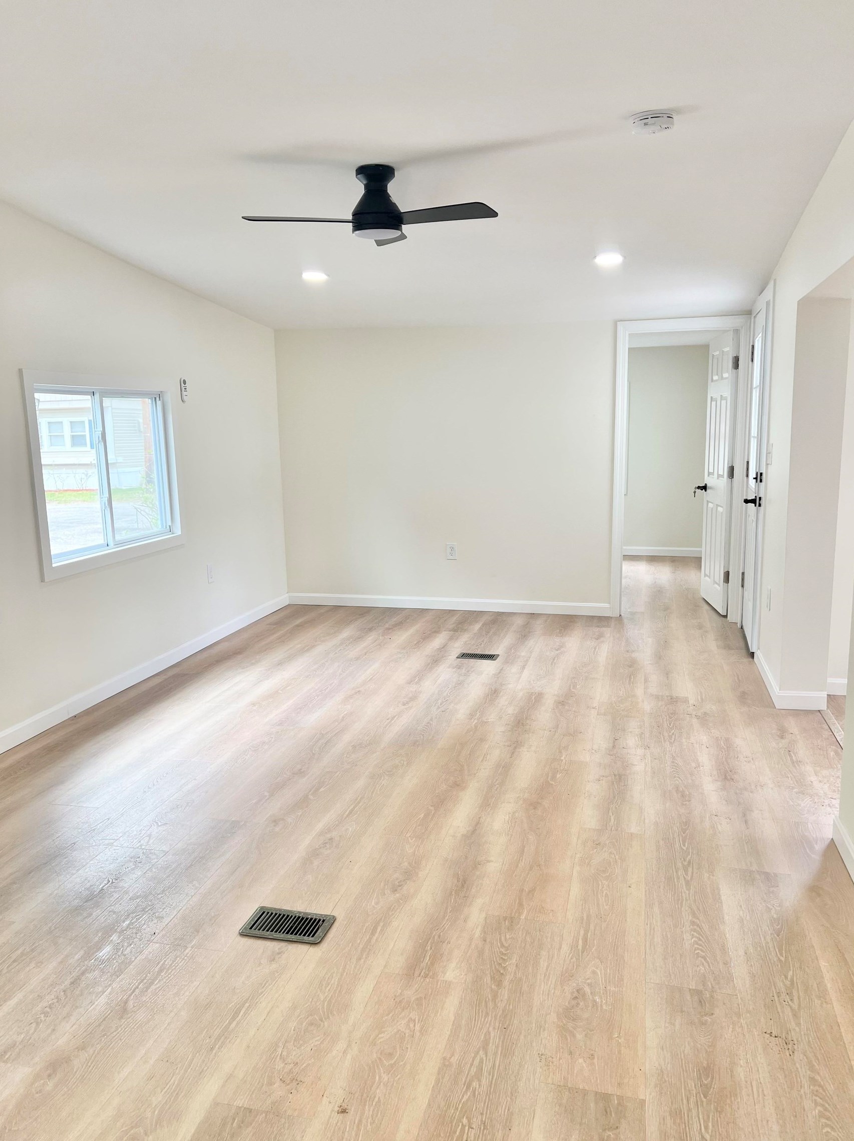 5 Pearl Ct, Merrimack NH 03054-4802 exterior