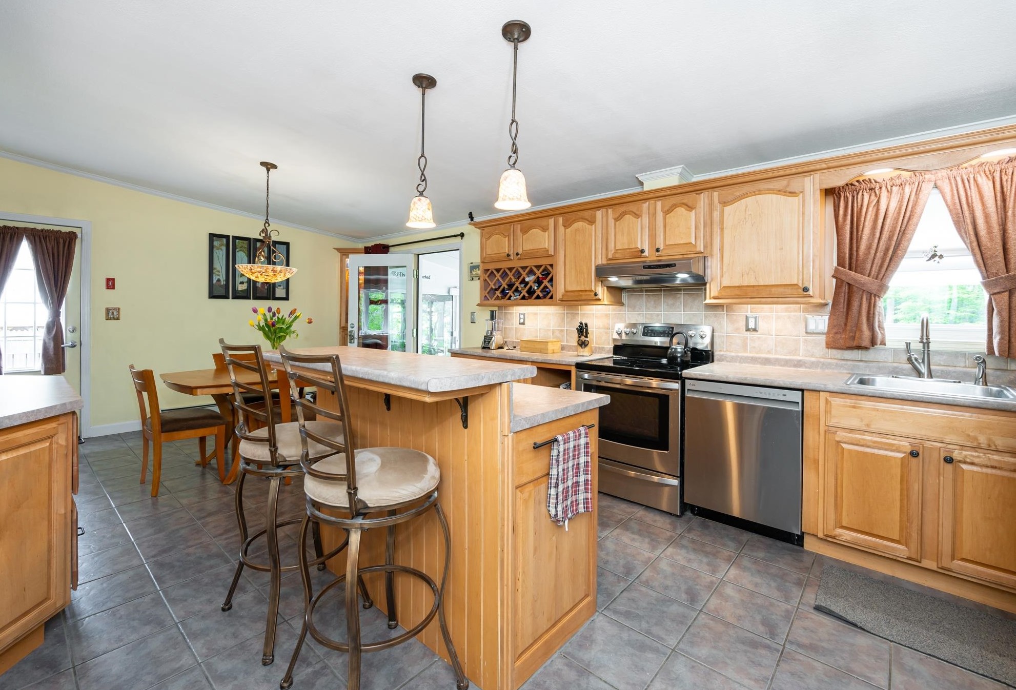 48 Dorothy Dr, Epping NH 03042-2316 exterior