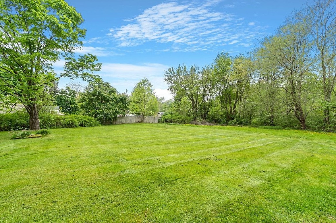 49 Rd, Atkinson NH 03811-2503 exterior