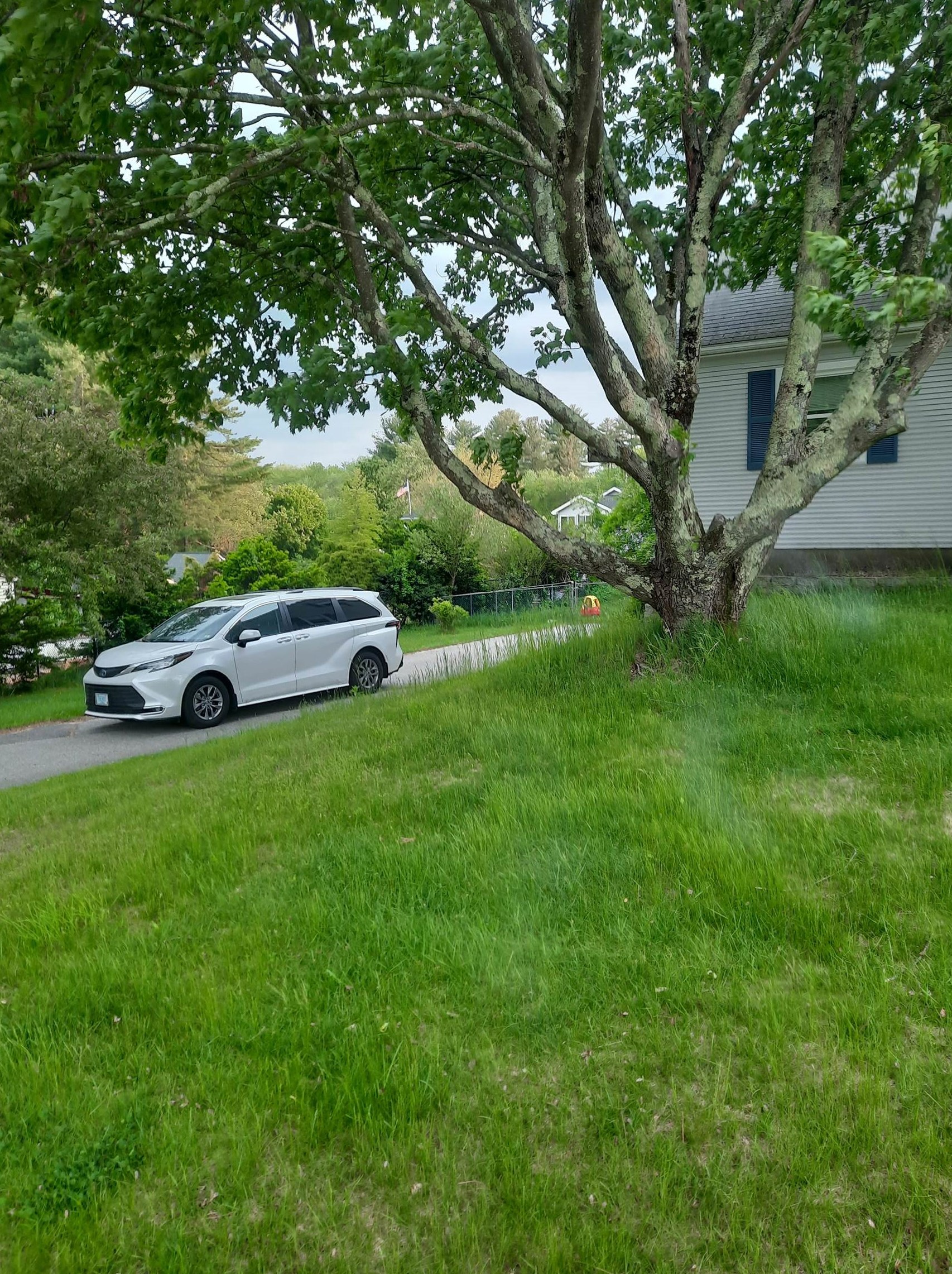 5 Lorraine St, Hudson NH  03051-4829 exterior