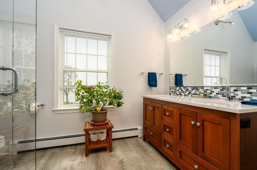 401 Dover Point Rd, Dover NH 03820-4666 exterior