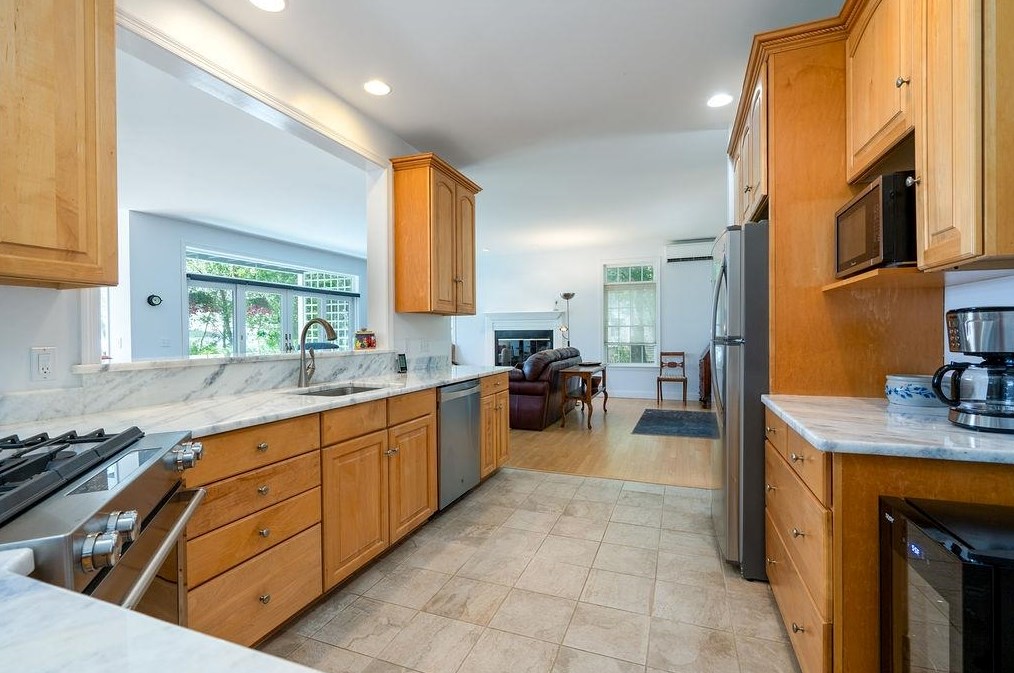 401 Dover Point Rd, Dover NH 03820-4666 exterior