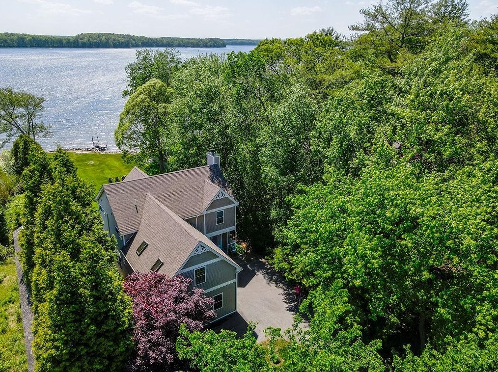 401 Dover Point Rd, Dover NH 03820-4666 exterior