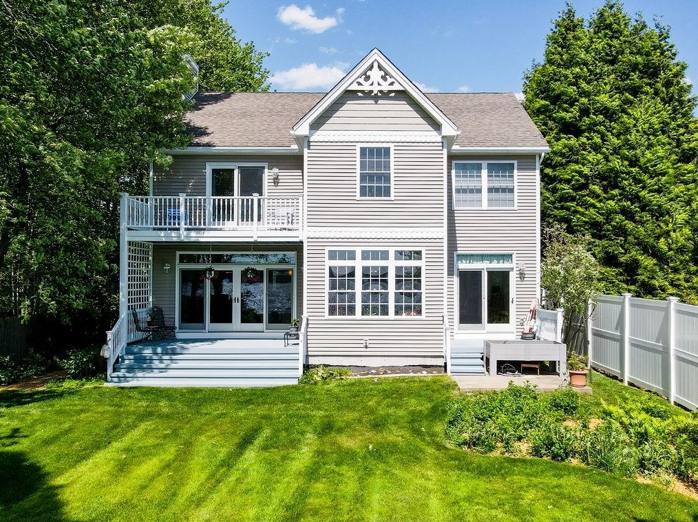 401 Dover Point Rd, Dover NH 03820-4666 exterior