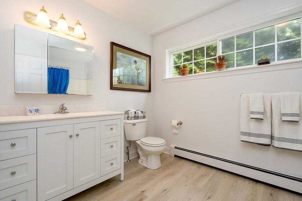 401 Dover Point Rd, Dover NH 03820-4666 exterior