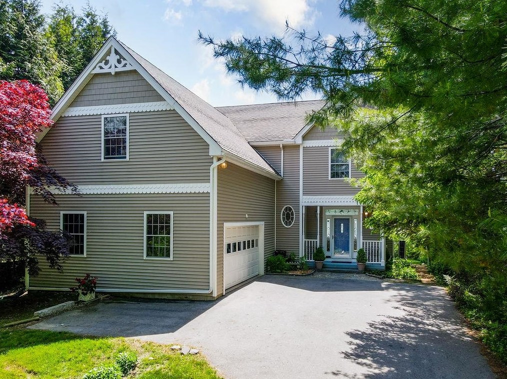 401 Dover Point Rd, Dover NH 03820-4666 exterior