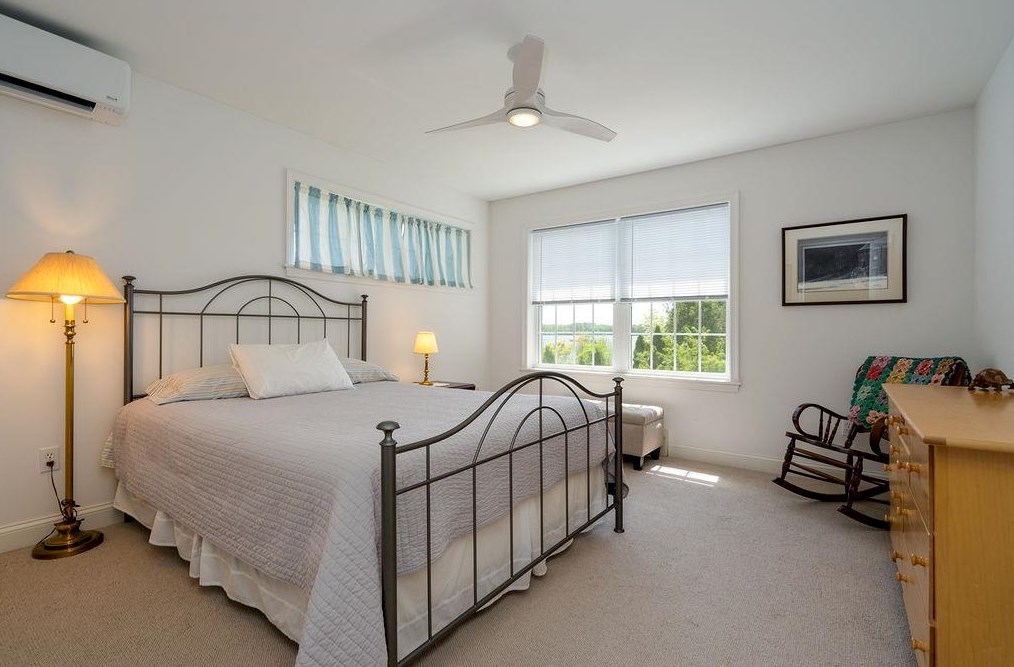 401 Dover Point Rd, Dover NH 03820-4666 exterior