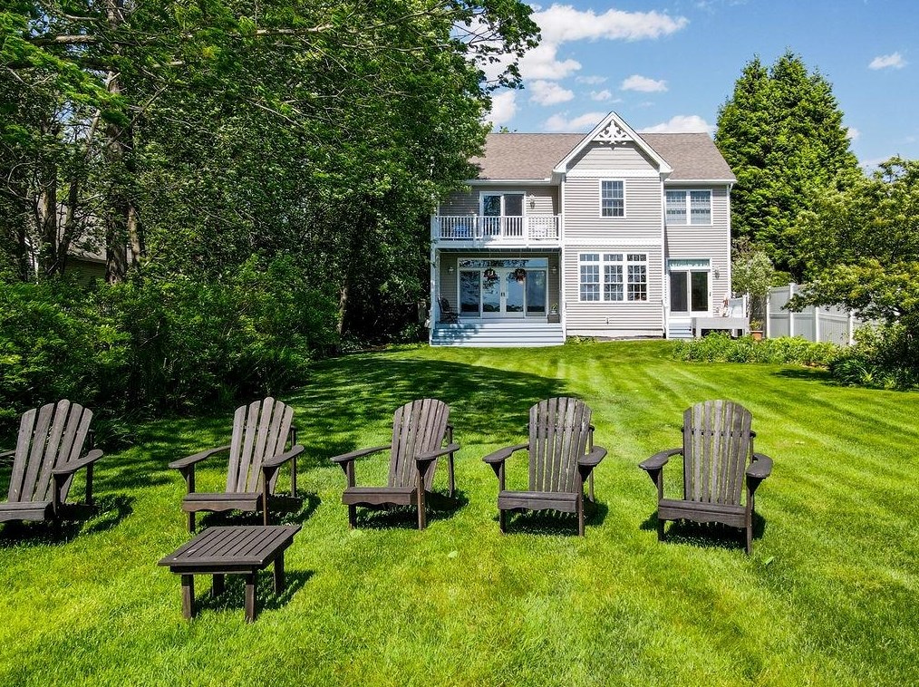 401 Dover Point Rd, Dover NH 03820-4666 exterior