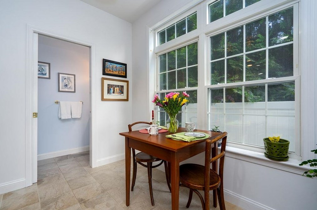 401 Dover Point Rd, Dover NH 03820-4666 exterior