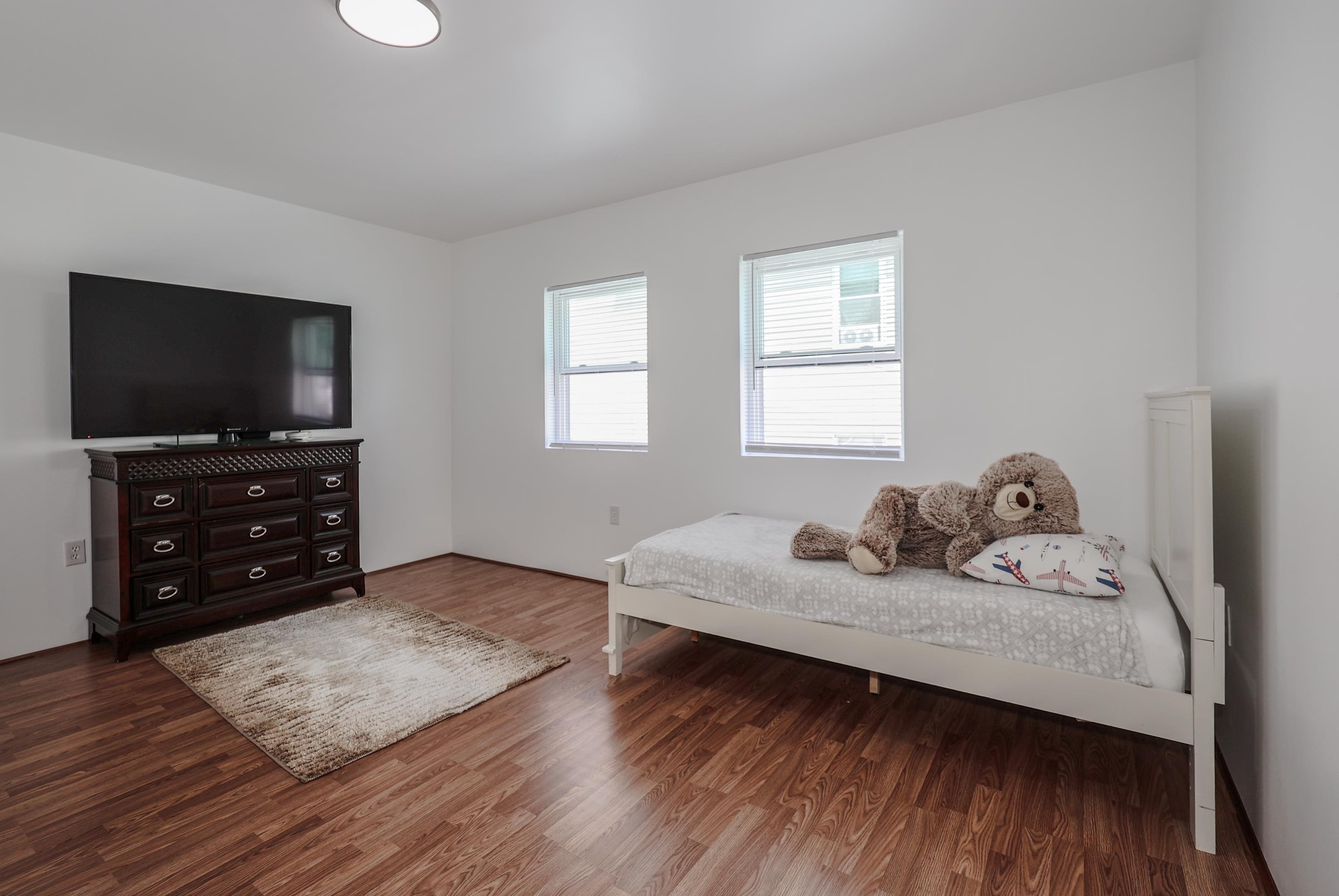 77 Hecker St, Manchester NH  03102-3975 exterior