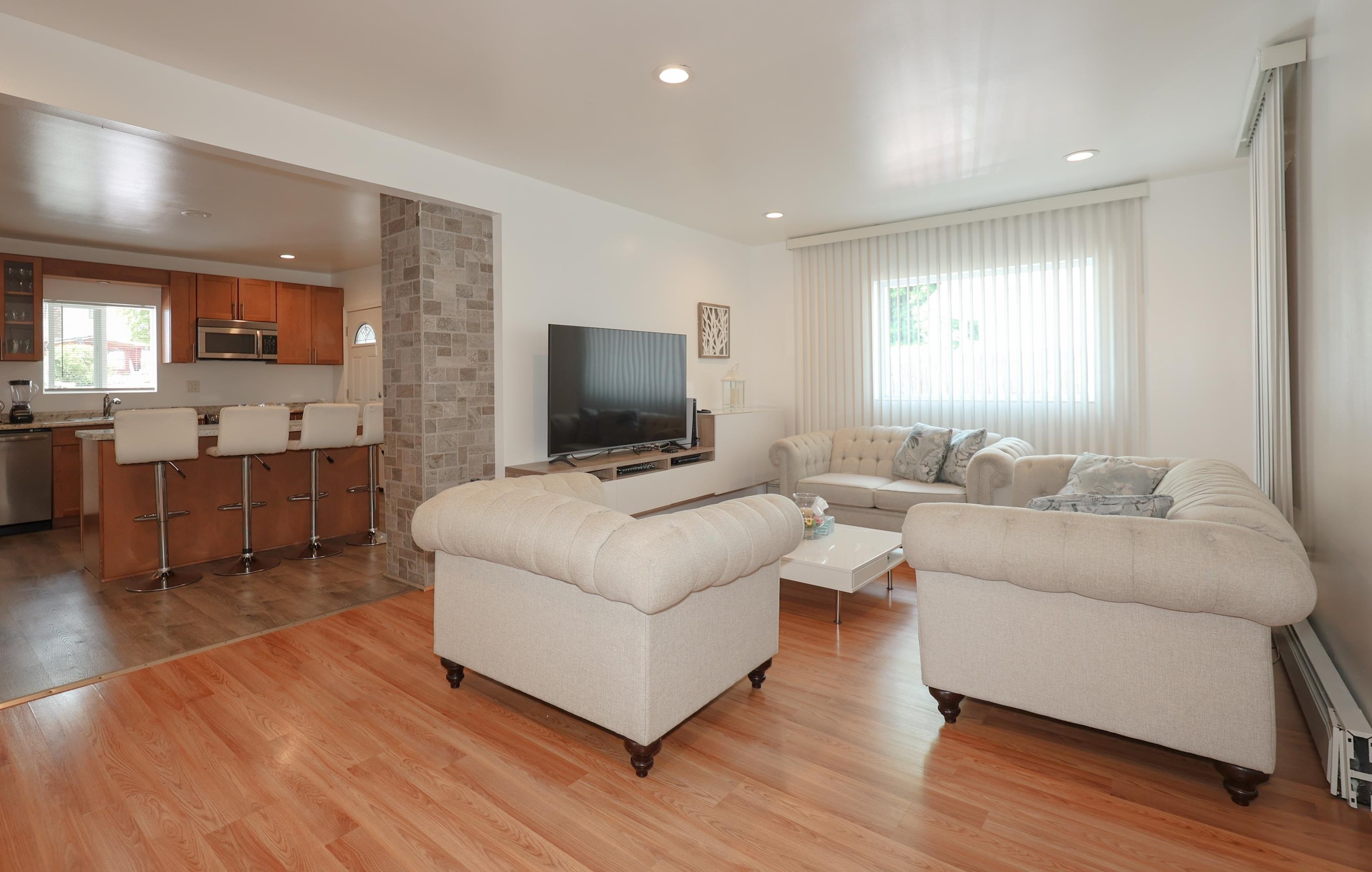 77 Hecker St, Manchester NH  03102-3975 exterior