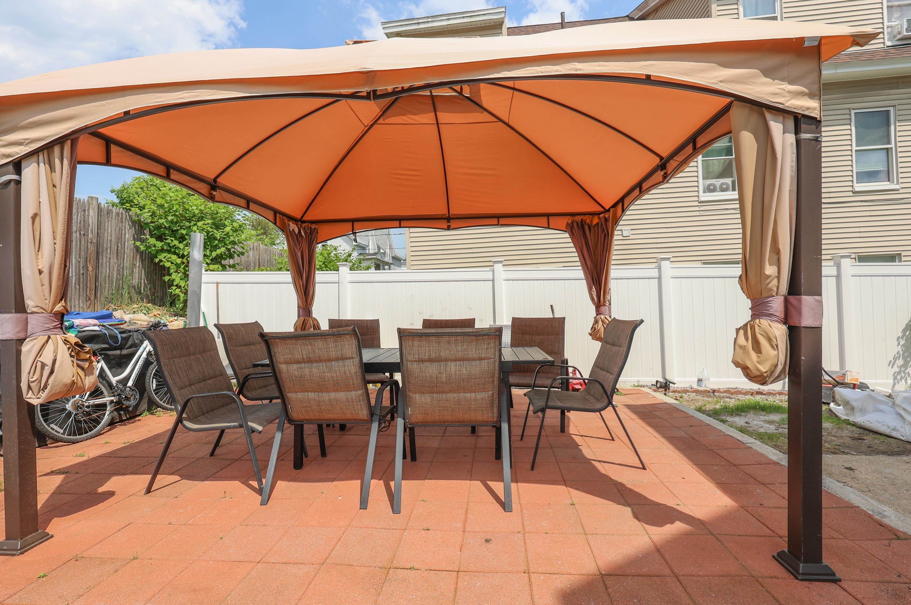 77 Hecker St, Manchester NH  03102-3975 exterior