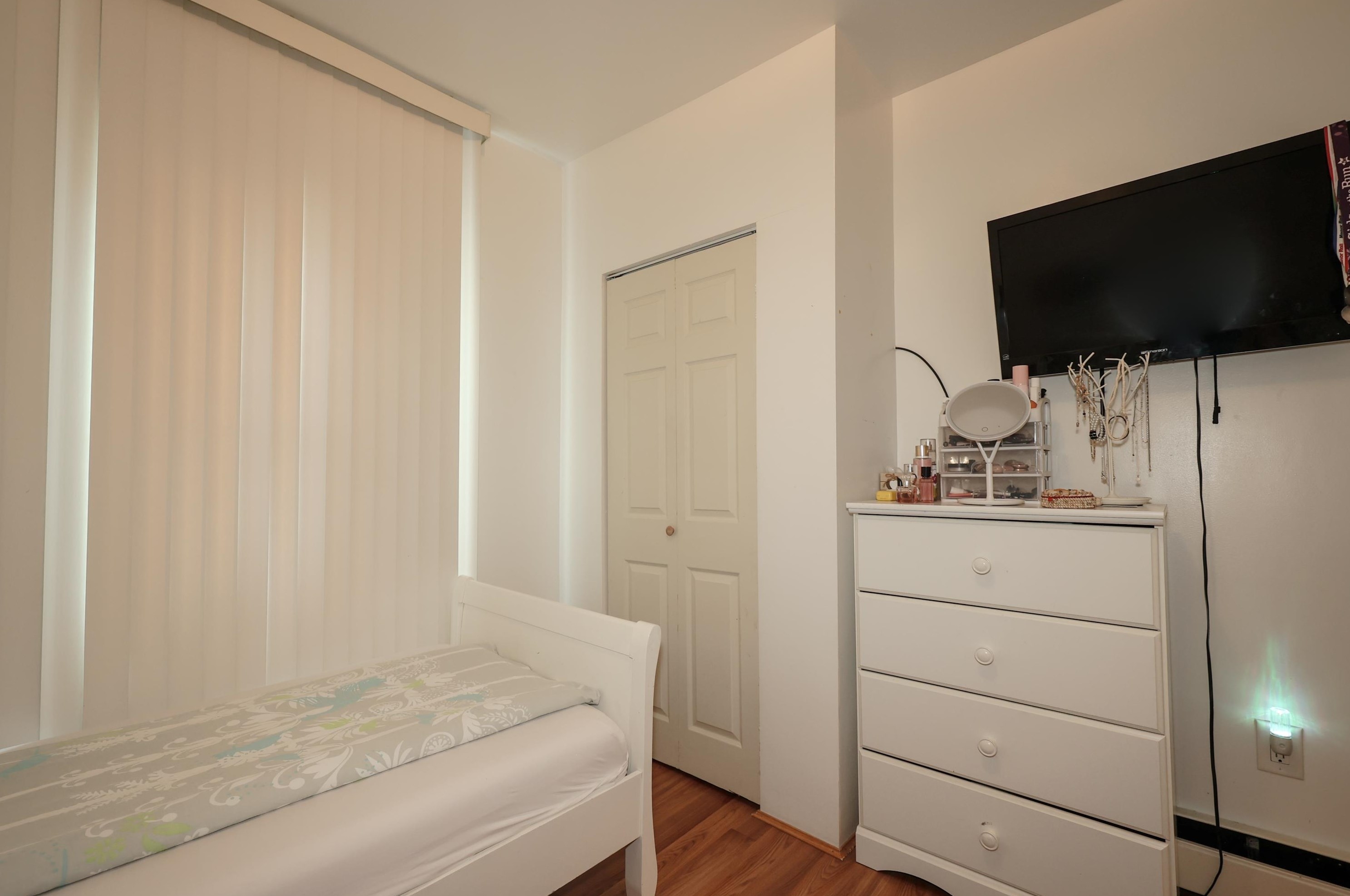 77 Hecker St, Manchester NH  03102-3975 exterior