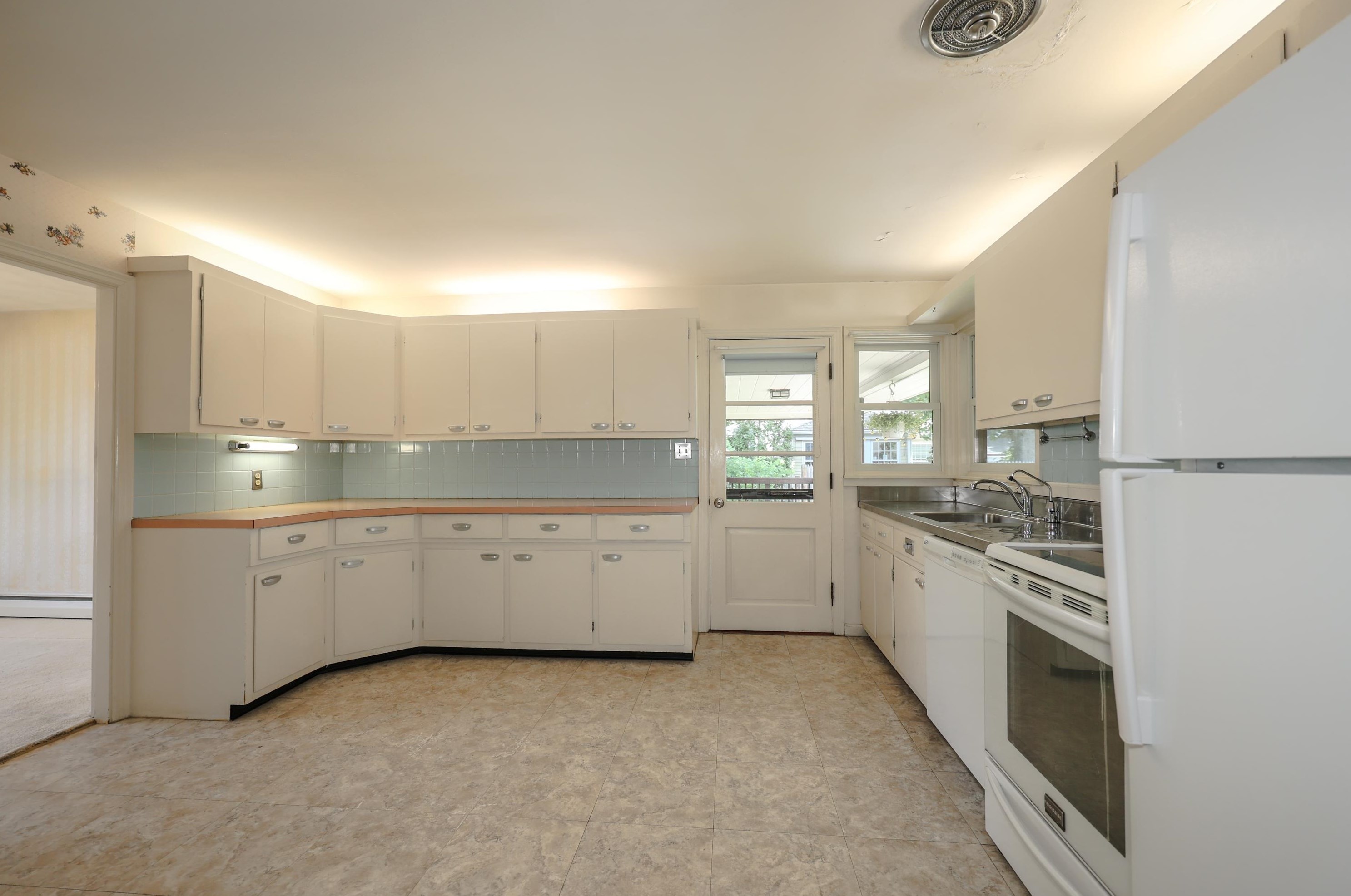 211 River Rd, Manchester NH 03106-2630 exterior