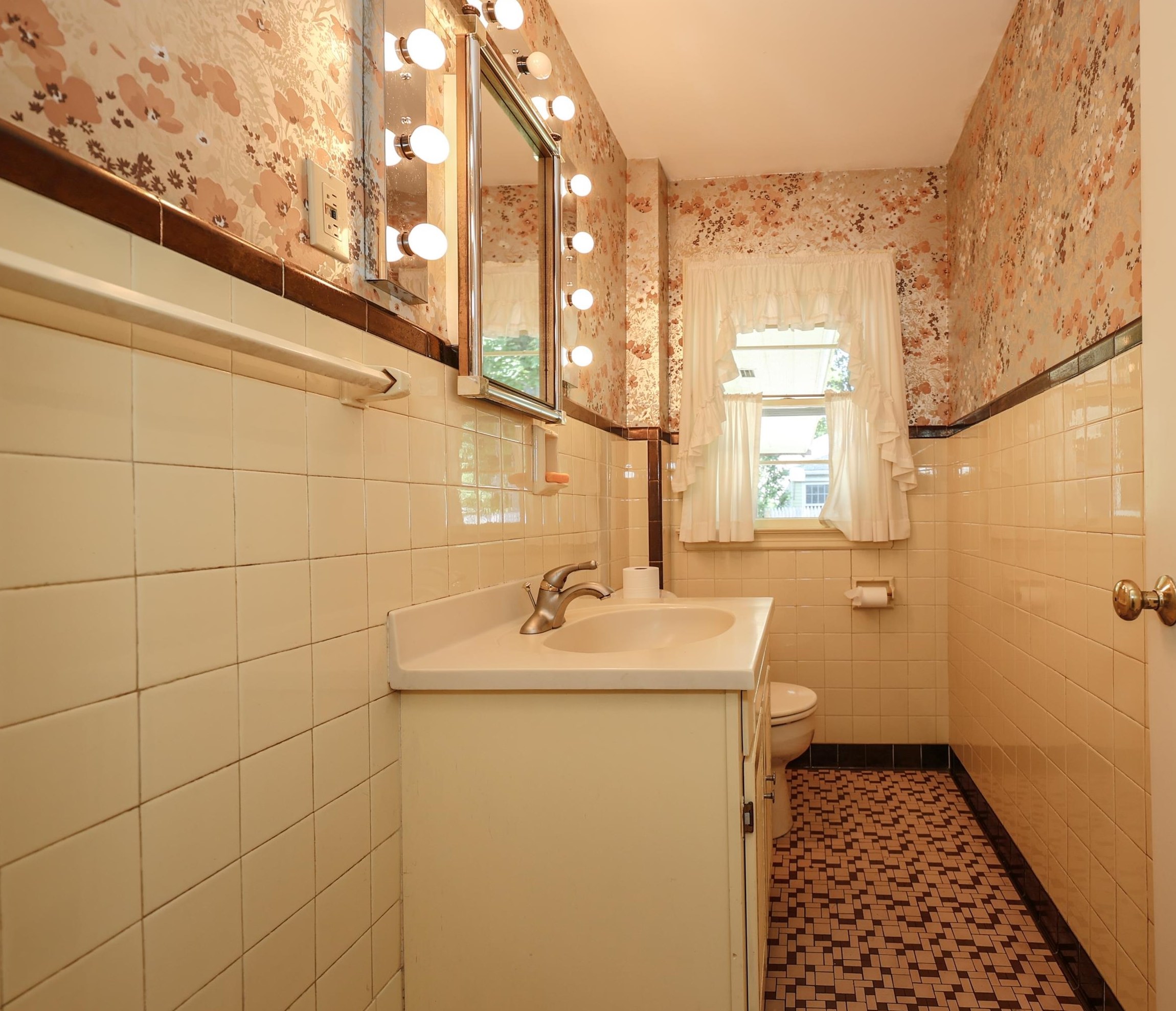 211 River Rd, Manchester NH 03106-2630 exterior