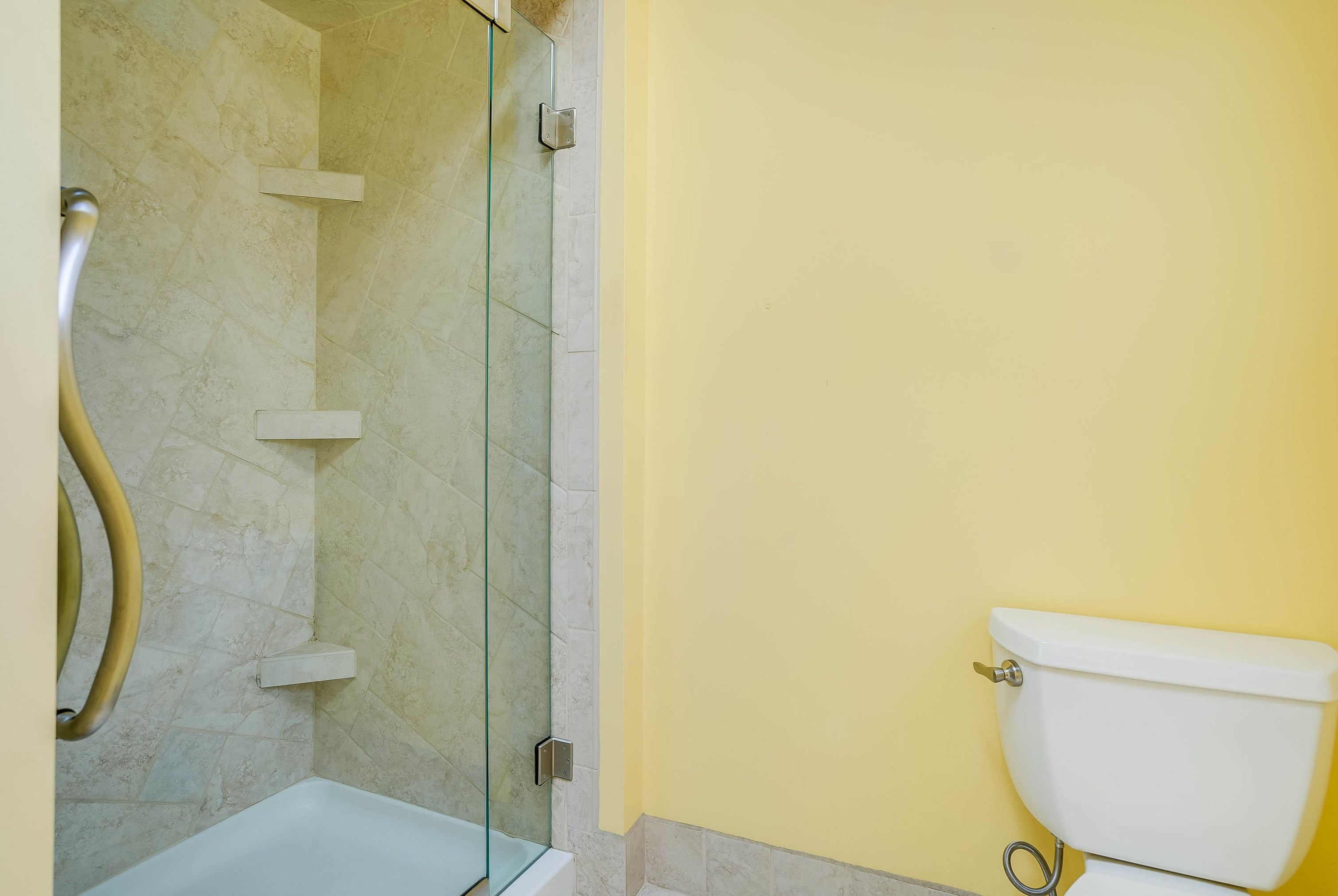 21 Fairview Ave, Nashua NH 03060-4105 exterior