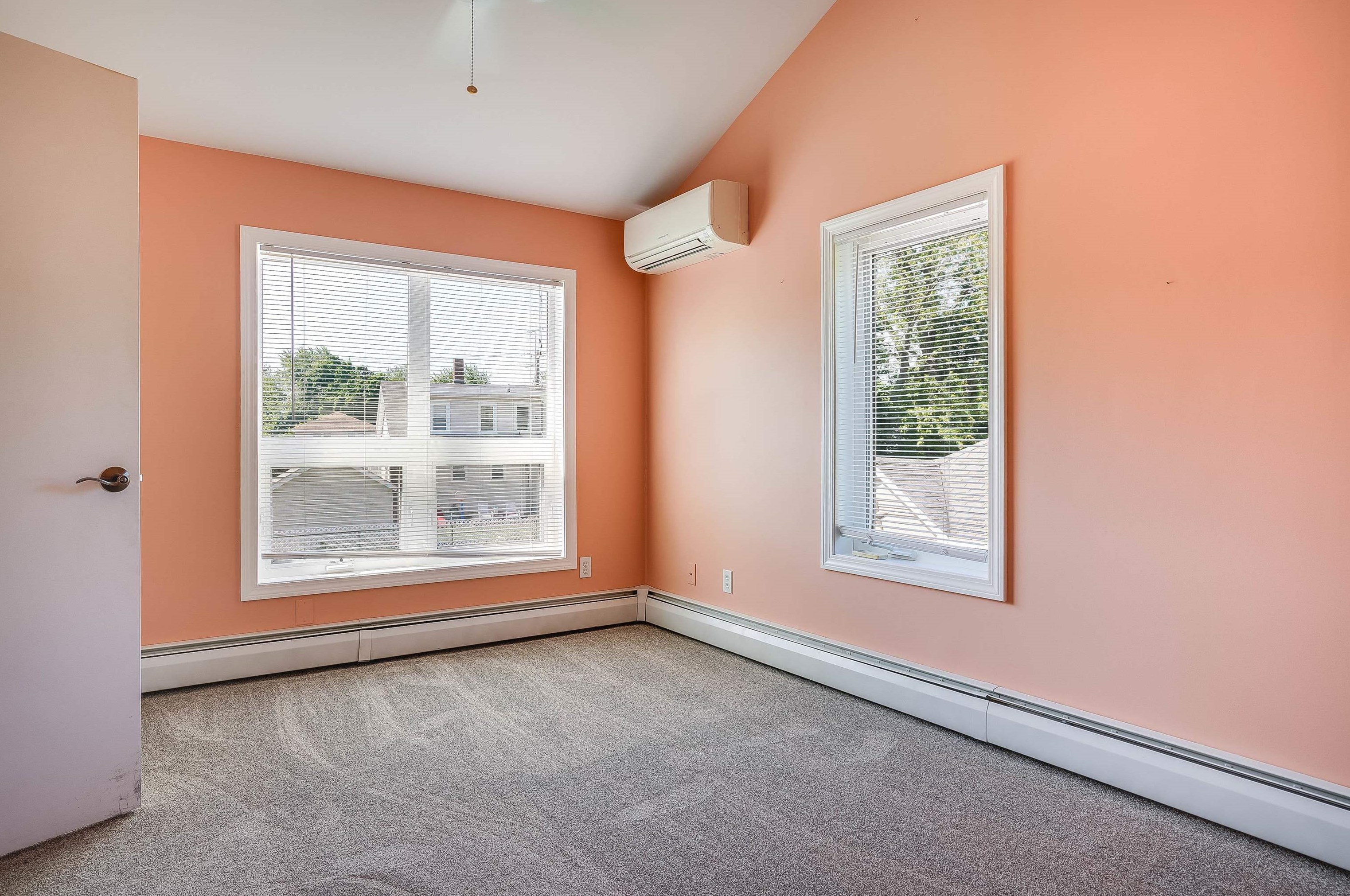 21 Fairview Ave, Nashua NH 03060-4105 exterior