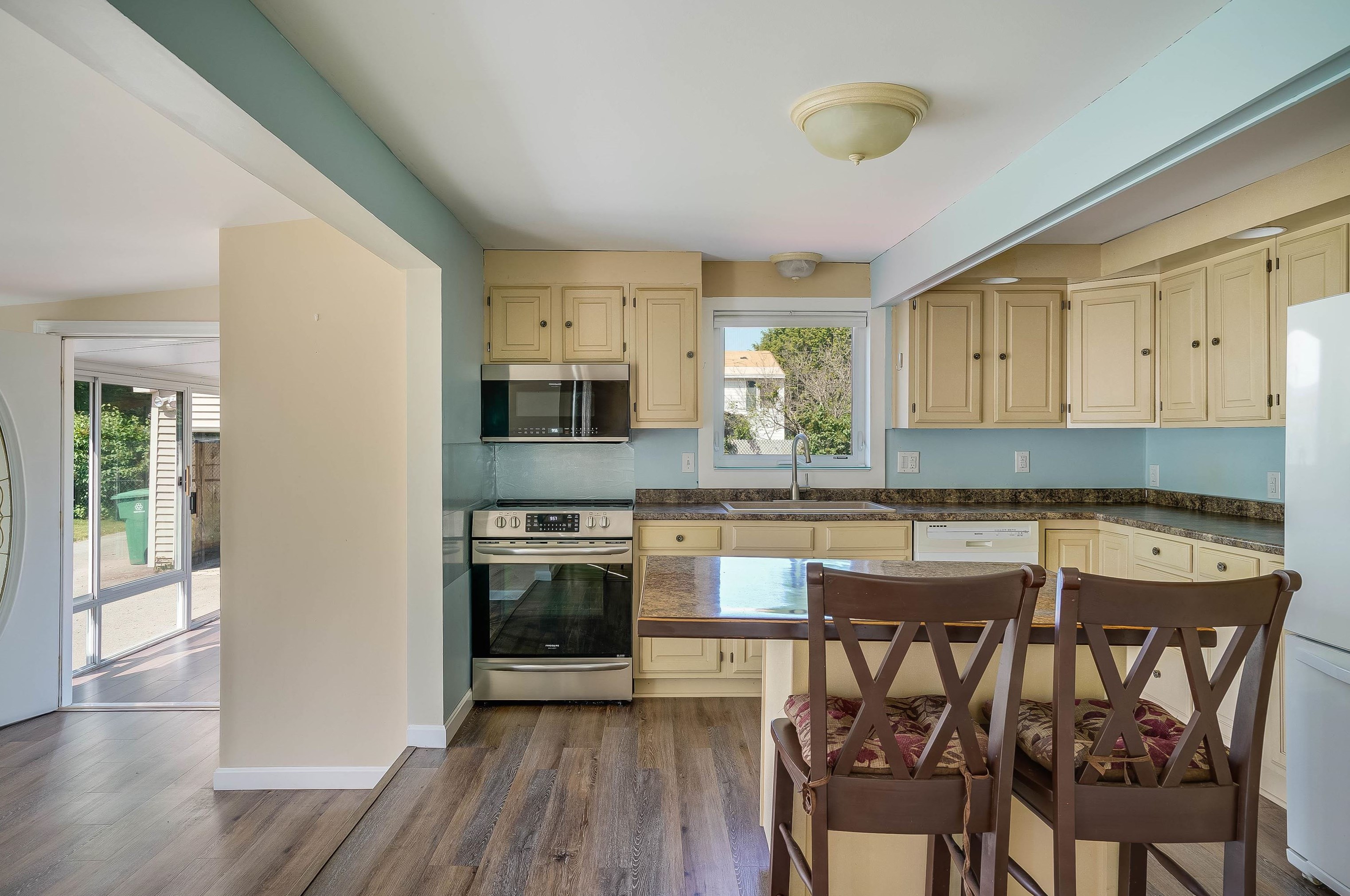 21 Fairview Ave, Nashua NH 03060-4105 exterior