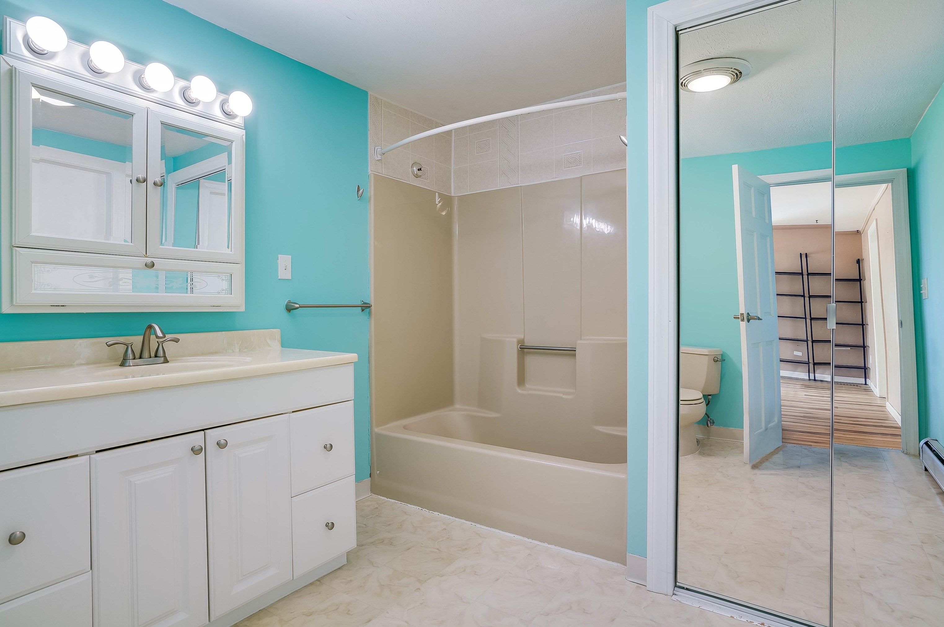 21 Fairview Ave, Nashua NH 03060-4105 exterior