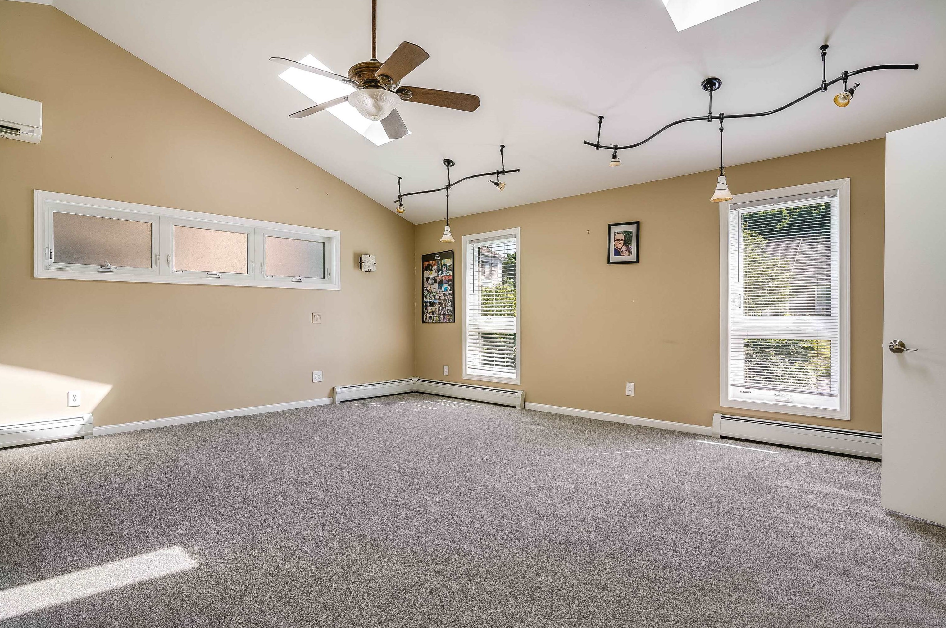 21 Fairview Ave, Nashua NH 03060-4105 exterior