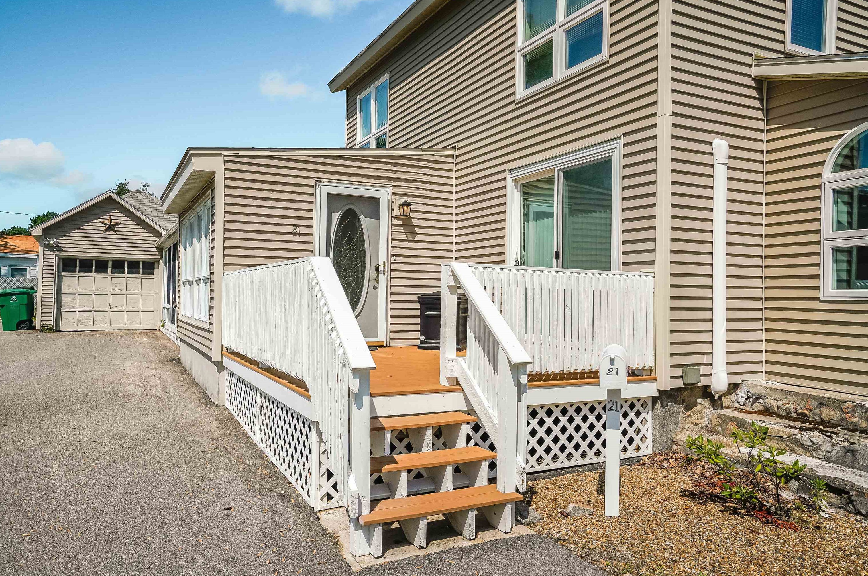 21 Fairview Ave, Nashua NH 03060-4105 exterior