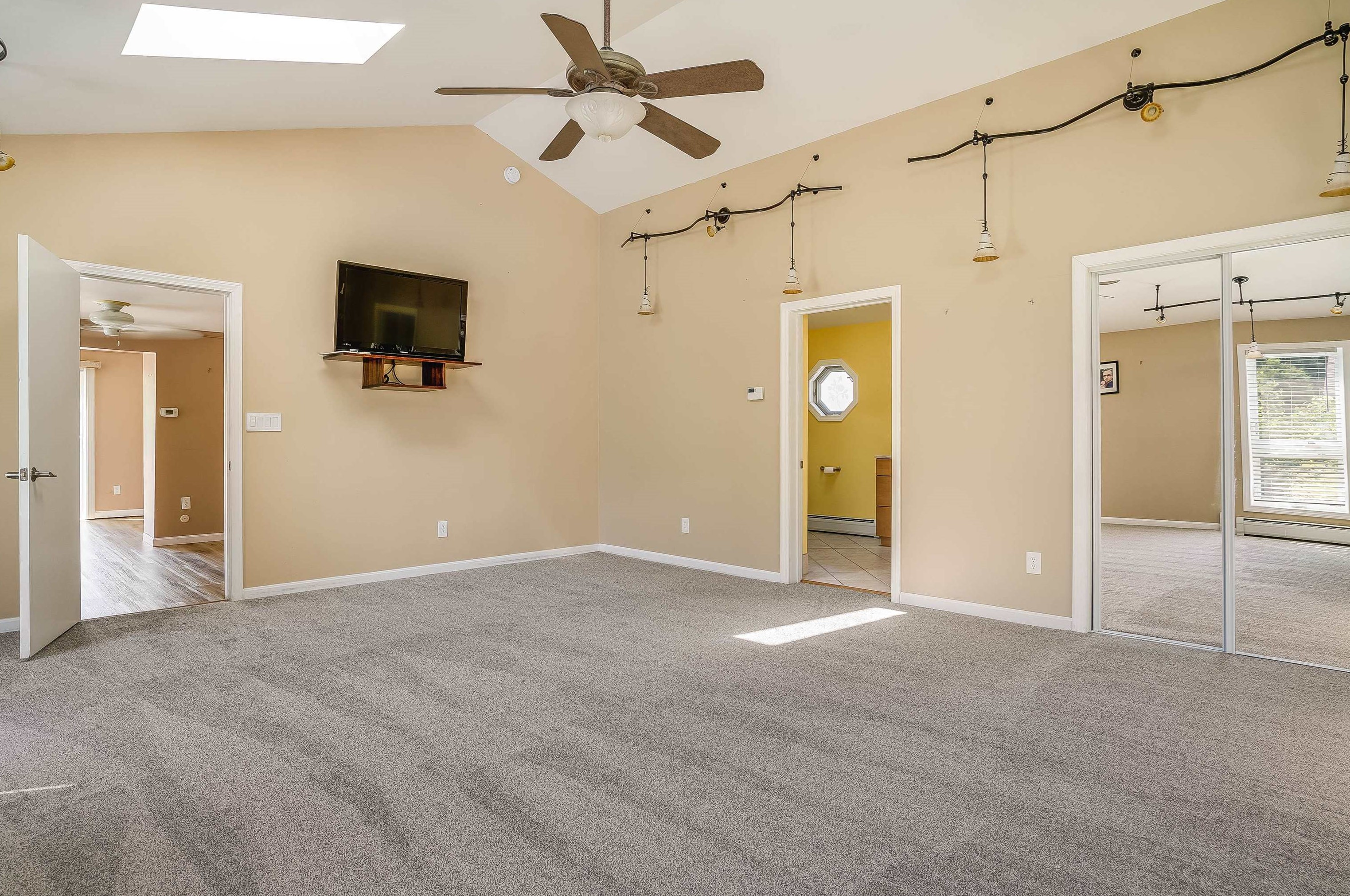 21 Fairview Ave, Nashua NH 03060-4105 exterior